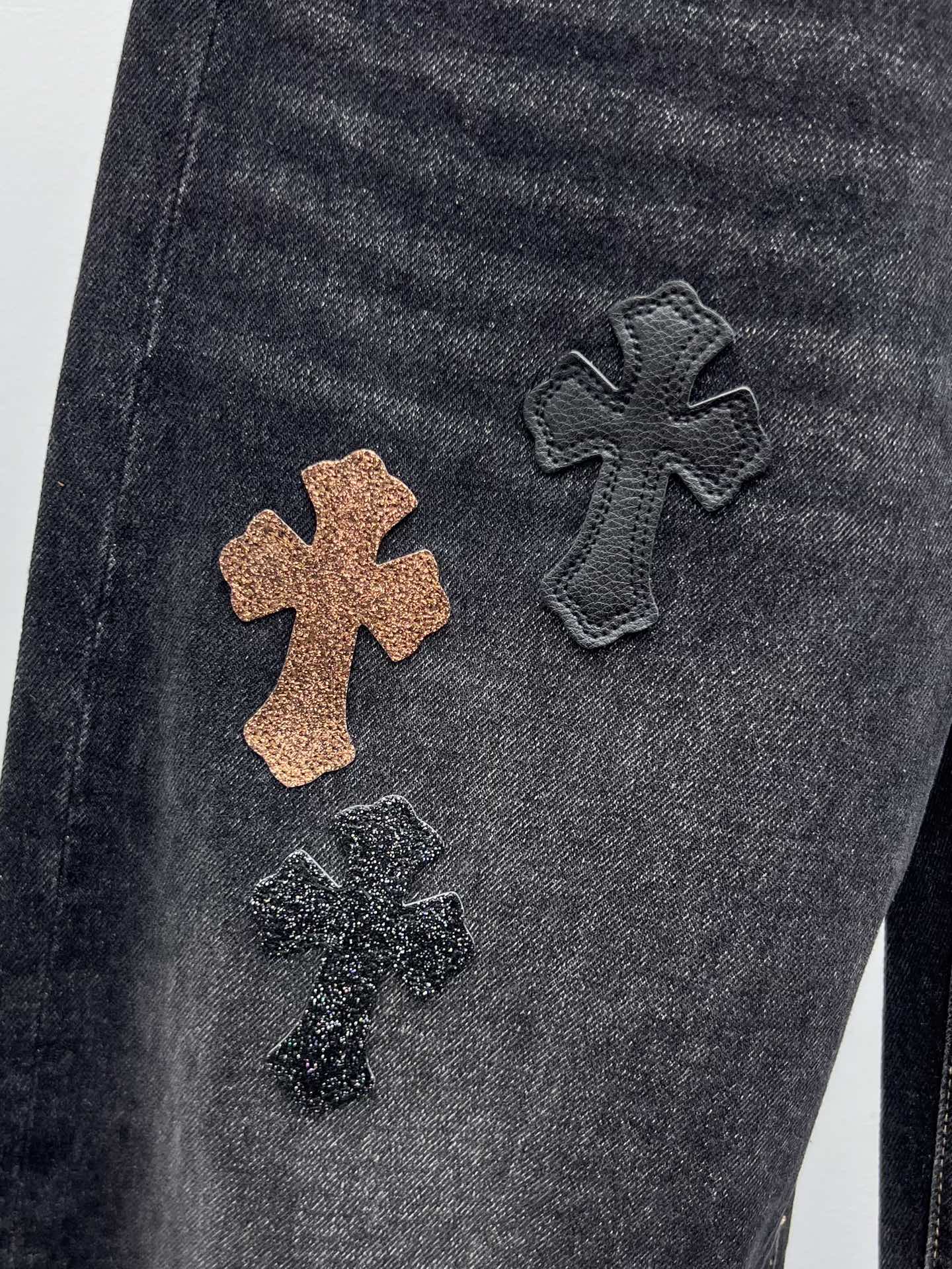 Chrome Heart*烫金拼皮十字架弯刀裤牛仔裤限定新款烫金黑棕十字架牛仔裤版型超好 慵懒随意垂坠感