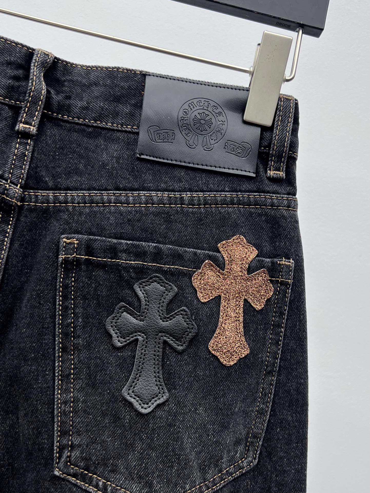 Chrome Heart*烫金拼皮十字架弯刀裤牛仔裤限定新款烫金黑棕十字架牛仔裤版型超好 慵懒随意垂坠感