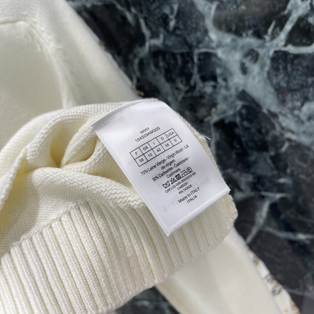 Ｄ家 25早秋新款 刺绣针织套头毛衣 两边肩膀以刺绣工艺勾勒五角星图案 新中式素雅亮点突出亮点 松弛得当