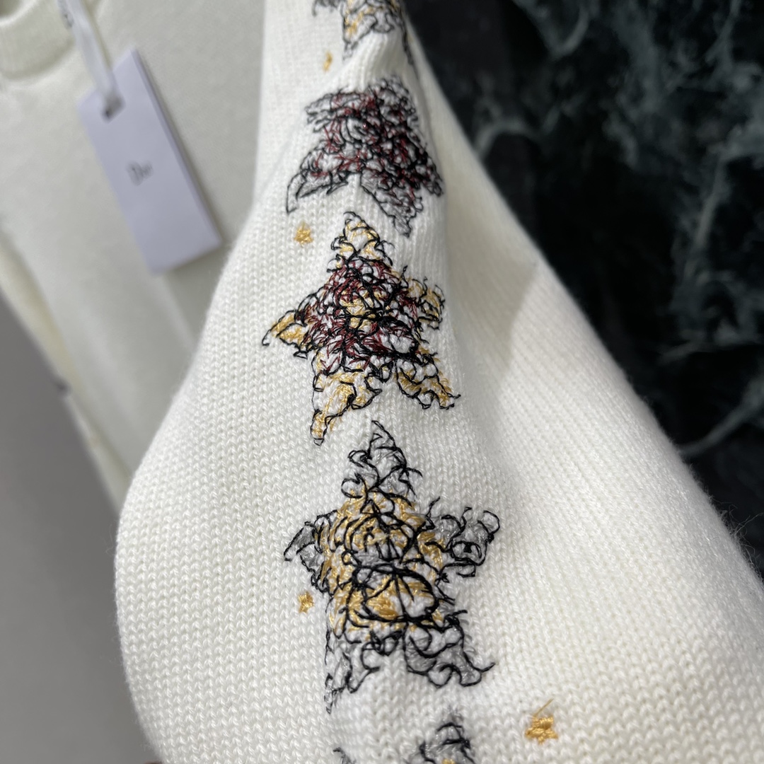 Ｄ家 25早秋新款 刺绣针织套头毛衣 两边肩膀以刺绣工艺勾勒五角星图案 新中式素雅亮点突出亮点 松弛得当