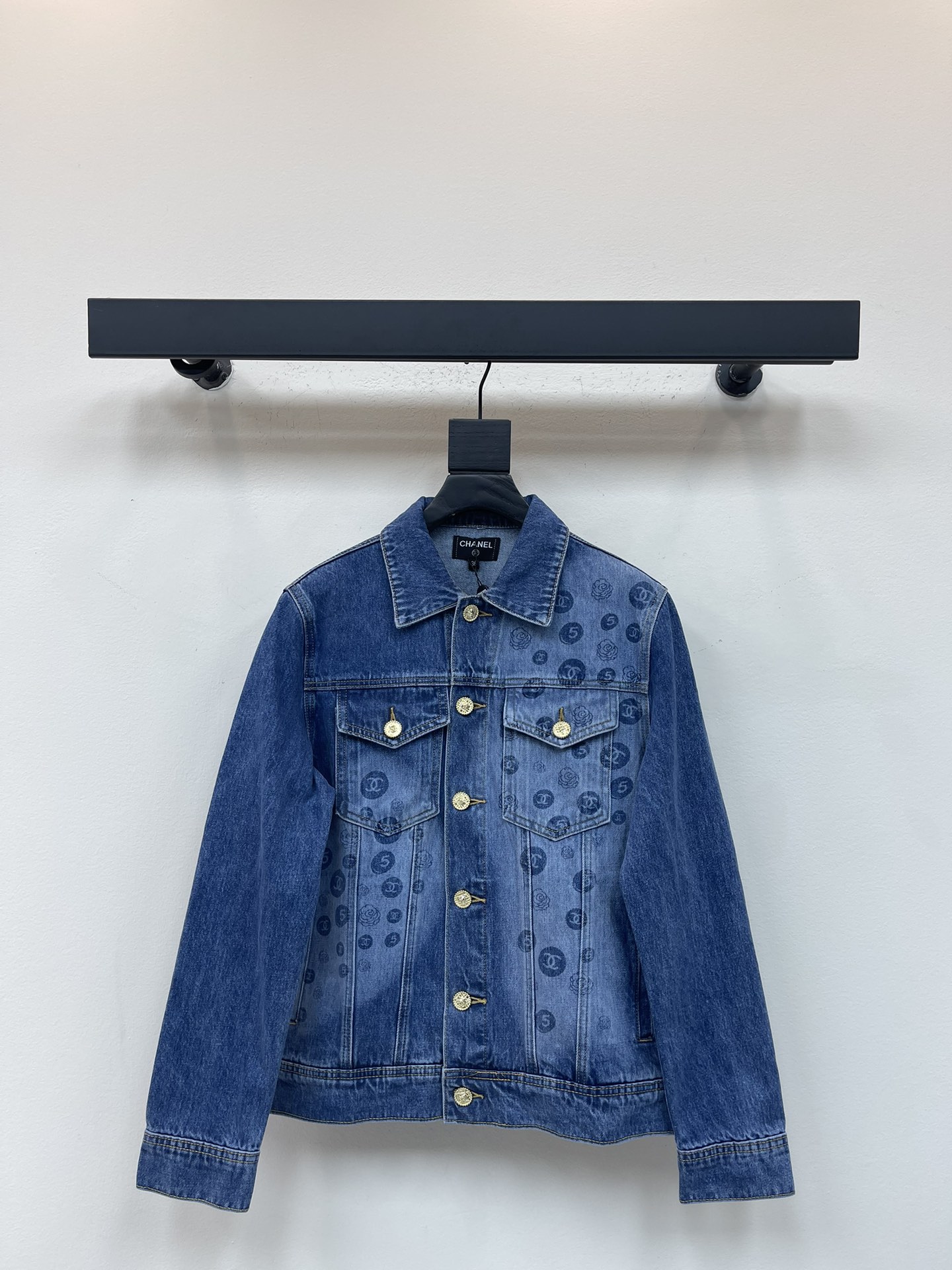 NO:499683,CHANE*25 new denim jacket, cowboy is comfortable and durable, with a great feeling of wearing experience. Large loose design not only makes you look slim and cover your flesh, but also adds a casual and lazy feeling to your look. The combination of denim and brand printing reshapes the charm of denim and the double C decoration on the back makes the overall look more layered, and the upper body effect is definitely beyond your expectations!  Whether paired with skirts or jeans, you can show a different style. SML, chanel, skirts, jeans, jackets & coats, alexander wang19860909CHANE*25新款牛仔衣外套洗水牛仔舒适耐穿 穿着体验感极佳大版宽松设计 不仅显瘦遮肉 还能为你的造型增添随性慵懒的感觉,牛仔与品牌印花结合 重塑丹宁的魅力后背处双C装饰 让整体看起来更有层次感,上身效果绝对超乎你的预期！无论是搭配裙子还是牛仔裤,都能展现出不一样的风采SML,,chanel,skirts,jeans,jackets & coats,alexander wang,Women's clothing