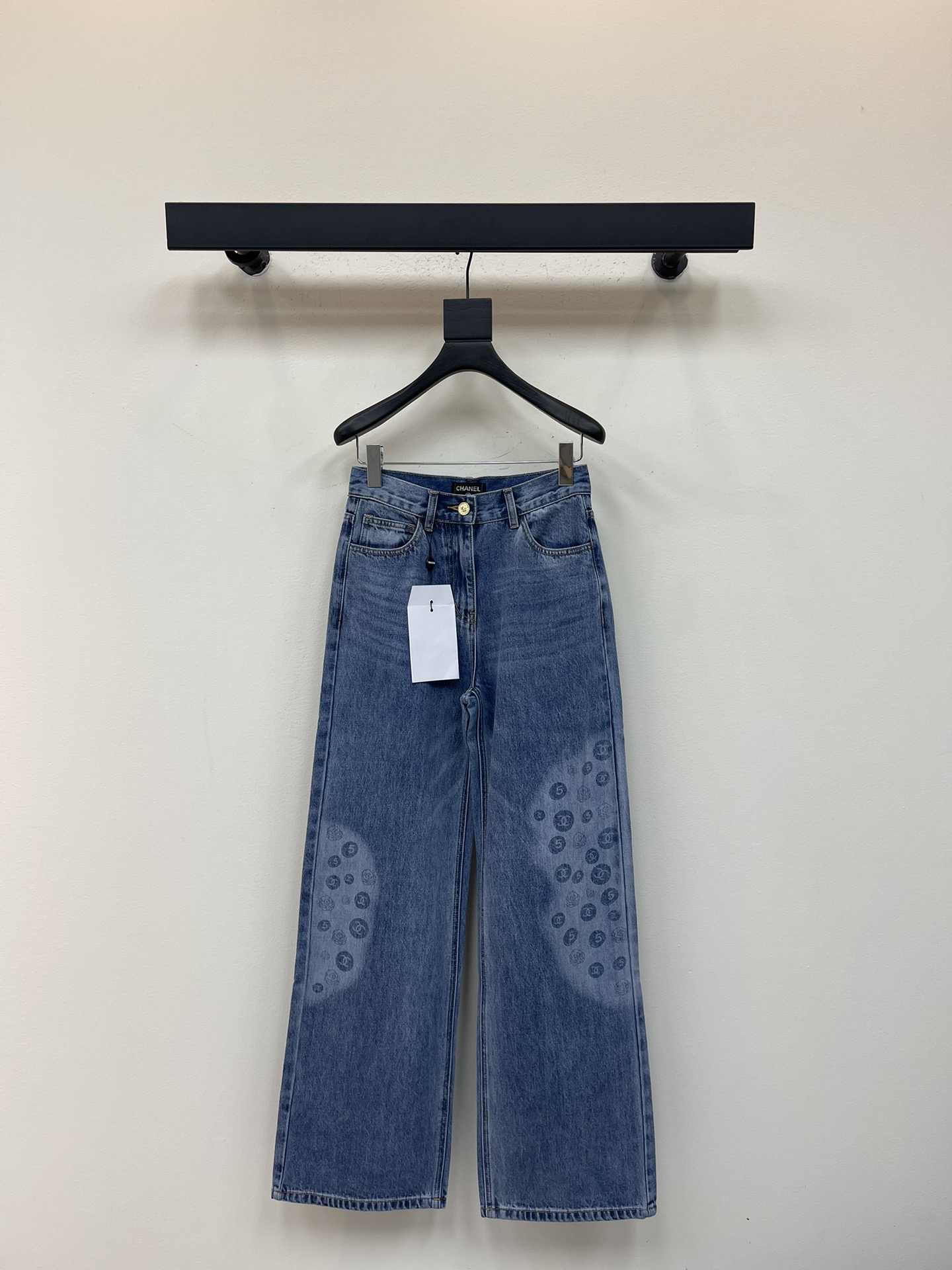 NO:499687,CHANE*25 new jeans with a thin denim fabric with excellent comfort, strong texture and crisp and stylish, old contrasting color printed letter embellishment, fashionable and fashionable styles are easy to wear and match, and all kinds of items are good to look casual and cool, fashionable and lazy SML, chanel, jeans, alexander wang19860909CHANE*25新款牛仔裤洗水的薄款牛仔面料舒适度超好的 肌理感强又挺括有型 做旧撞色印花字母点缀 时尚潮流版型好穿好搭配 随意搭配各种单品都好看 可休闲可酷飒 时髦慵懒范SML,,chanel,jeans,alexander wang,Women's clothing