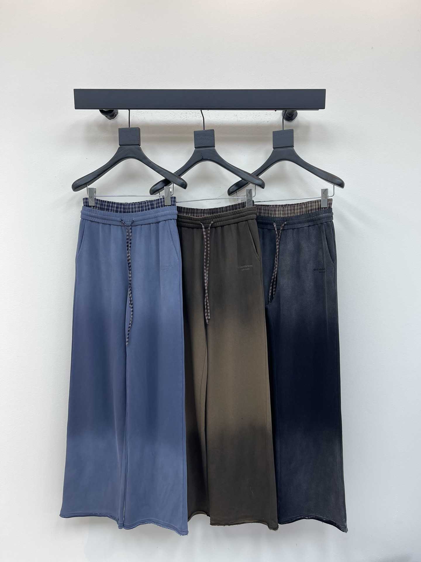 NO:497443,Alex*Wang25 new model King splicing double waist-head trousers casual pants, heavy industry drawstring elastic waist wash gradient technology, high-order fabrics are skin-friendly and comfortable, huge and beautiful, customized high-quality fabric texture, a versatile item that must be bought in all seasons, leisure goddess artifact!  The temperament of a young girl with a younger age is elegant and sweet!  The style is versatile and not picky about others. It is beautiful!  Workmanship quality depends on details SML, alexander wang, alexander wang19860909Alex*Wang25新款大王拼接双腰头卫裤休闲裤 重工抽绳松紧腰洗水渐变工艺  高订面料亲肤感更舒适 版型巨好看 订制高品质面料质感 四季必入的百搭单品 悠闲女神神器！ 减龄少女风气质优雅不失甜美！ 版型百搭不挑人上身美的不要不要的！ 做工品质看细节 SML,,alexander wang,alexander wang,Women's clothing