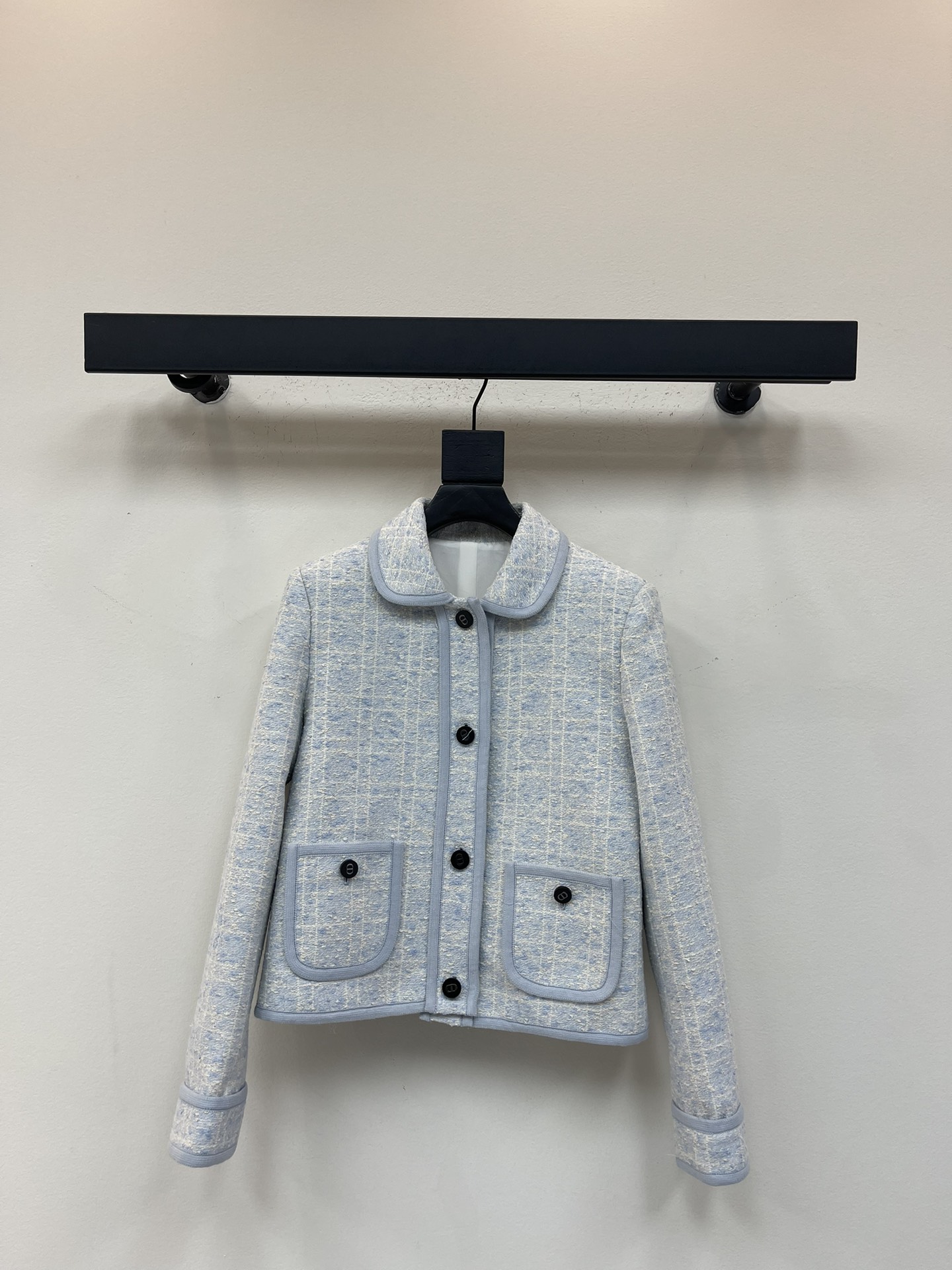 NO:497425,Dio*25 autumn and winter new product Miss D limited plaid double pocket lapel jacket developed custom three-dimensional woven tweed fabric three-dimensional and wide, both colors are super age-reducing, lapel single-breasted small short H-shaped upper body looks slim and tall, elegant and casual fashionable and high-end sense, French celebrity style white and rich beauty must have SML, dior, jackets & coats, alexander wang19860909Dio*25秋冬新品Miss D限定戴妃藤格纹双口袋翻领外套 开发定制立体编织粗花呢面料立体挺阔 两个颜色都超减龄 翻领单排扣小短款H版型上身显瘦又高挑 优雅随性的时髦高级感 法式名媛风白富美必备 SML,,dior,jackets & coats,alexander wang,Women's clothing