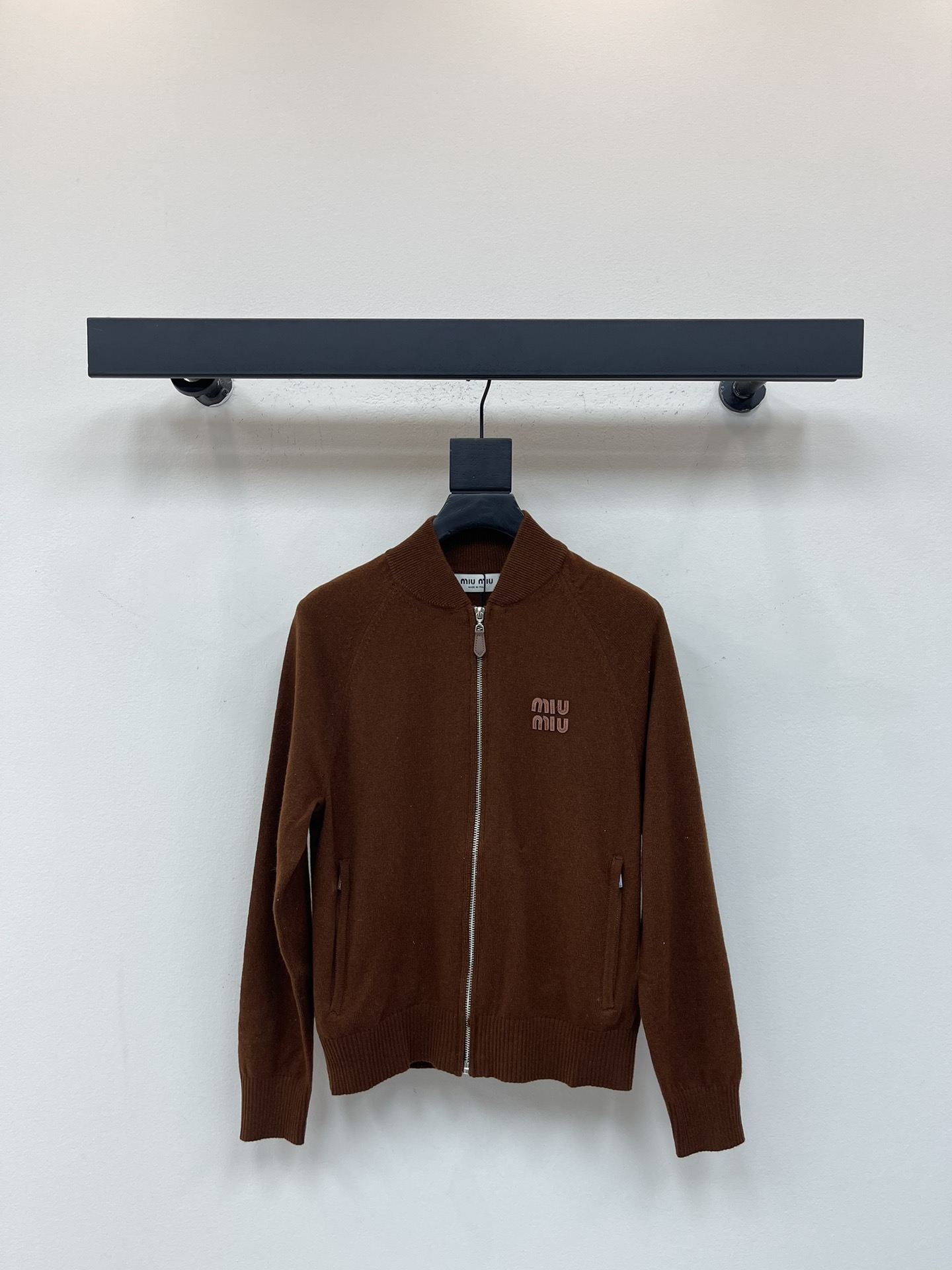 NO:497390,Miumi*25 early autumn new baseball knitted zipper cardigan jacket custom YB wool yarn wool yarn wool texture full of quality regular knitted zipper baseball jacket style The large body is tightened with wide thread edges, flexible and casual and lightweight. The same-colored leather letter logo is used as the design highlight. Decorate on the chest to highlight the brand style and collide with the Maillard dark brown background. The upper body is more gentle and delicate and textured. High-end and fashionable style. A versatile item meets various needs. SML,,miumiu, jackets & coats,alexander wang19860909Miumi*25早秋新款棒球针织拉链开衫外套 定制YB羊毛纱线织造 质感高级 品相十足 常规针织拉链棒球外套版型 大身通体以宽螺纹包边弹力收紧 行动灵便更休闲轻巧 同色系皮质字母徽标作为设计亮点 装点在胸口 突出品牌格调 与美拉德深棕底色形成碰撞 上身更显温柔细腻有质感 高级时髦款 百搭单品满足多种需求搭配 SML,,miumiu,jackets & coats,alexander wang,Women's clothing