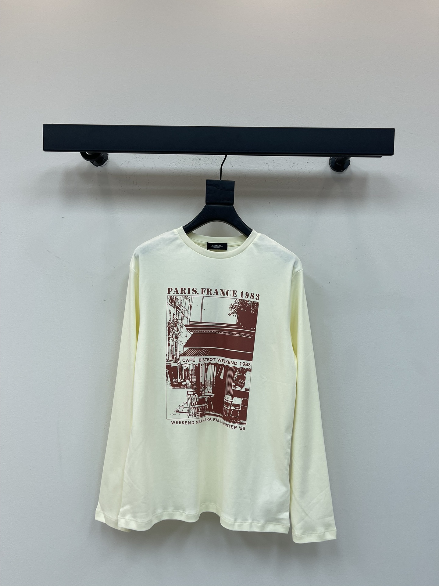 NO:499087,MAX*MARA WEEKEND25 early autumn new ALIAS printed long-sleeved T-bottom, using pure cotton fabric, soft and skin-friendly, breathable and comfortable. Whether it is paired with jeans to create a casual and daily style or a skirt to highlight the elegant temperament, you can easily grasp it. Wear it, instantly transform into the focus of street fashion and bloom unique charm. SML, skirts, jeans, alexander wang19860909MAX*MARA WEEKEND25早秋新品ALIAS印花长袖T打底,采用纯棉面料柔软亲肤,透气又舒适,不管是搭配牛仔裤打造休闲日常风,还是配上半身裙突显优雅气质,都能轻松拿捏.穿上它,瞬间化身街头时尚焦点,绽放独特魅力.SML,,skirts,jeans,alexander wang,Women's clothing