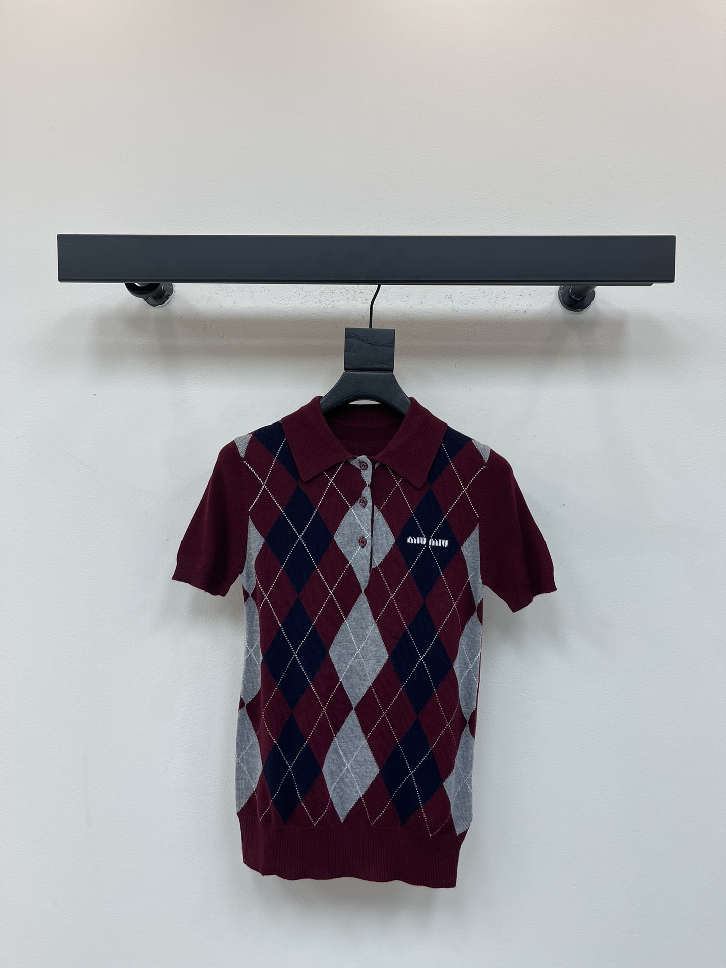 NO:497382,* Diamond POLO neck short-sleeved knitted top. Argyle pattern adds a light graphic feel to the exquisite craftsmanship of this cashmere knitted Polo shirt. Miu reinterprets traditional clothing through a modern perspective. SML, miumiu, T-shirt, alexander wang19860909*菱格POLO领短袖针织上衣.Argyle图案为这款山羊绒针织Polo衫的精致工艺增添轻盈的图形感,Miu通过现代视角重释传统服装.SML,,miumiu,T-shirt,alexander wang,Women's clothing