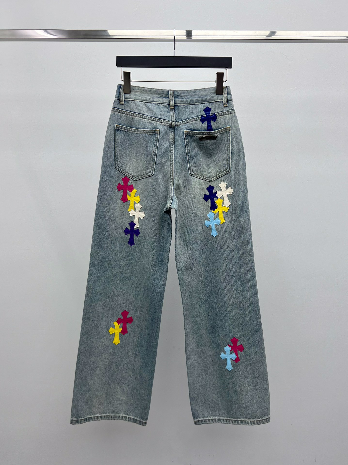 Chrome Heart*彩色十字架直筒裤选用水洗做旧浅蓝棉质牛仔面料配有撞色彩色拼皮十字架贴牌版型超好