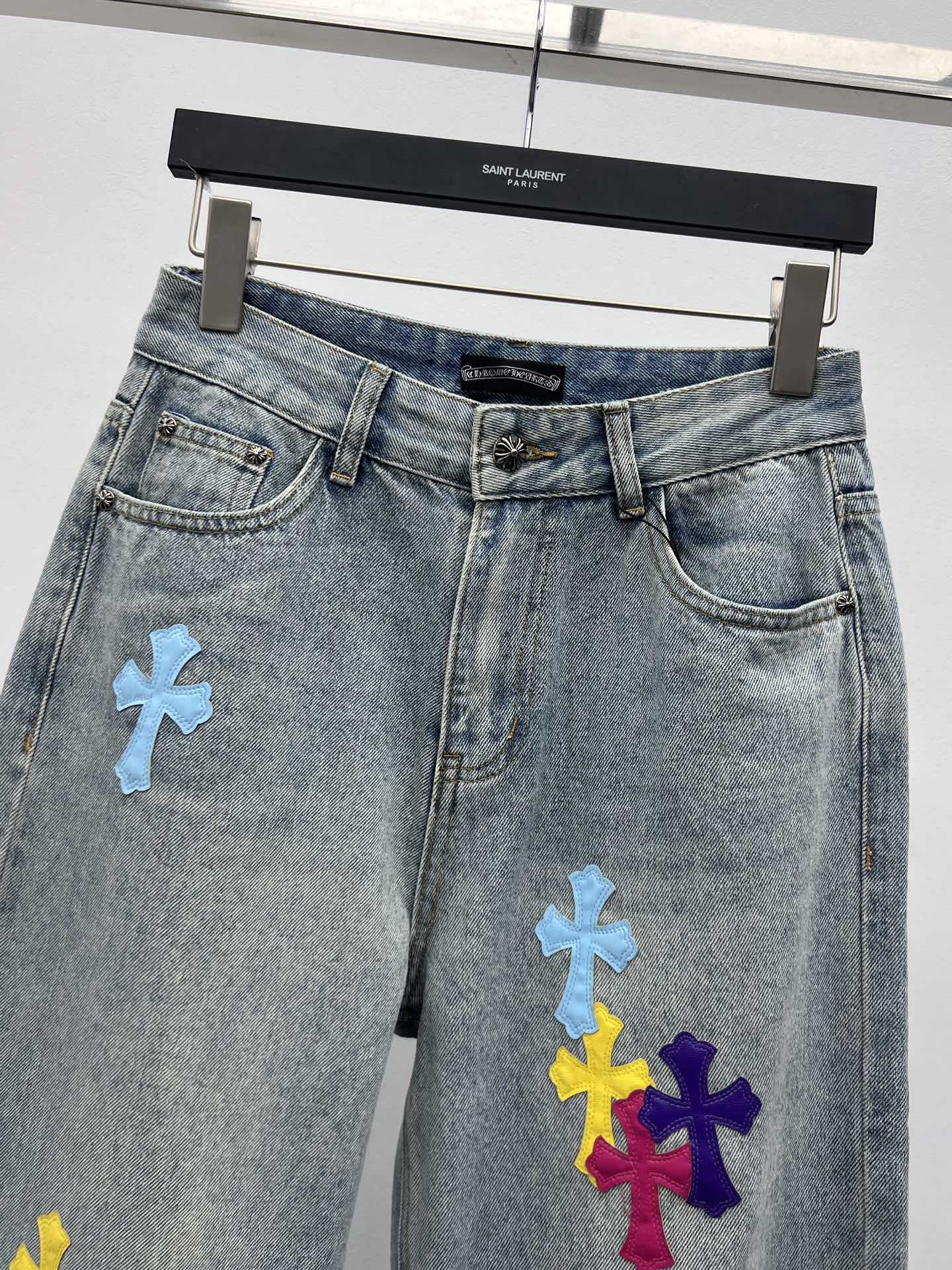 Chrome Heart*彩色十字架直筒裤选用水洗做旧浅蓝棉质牛仔面料配有撞色彩色拼皮十字架贴牌版型超好