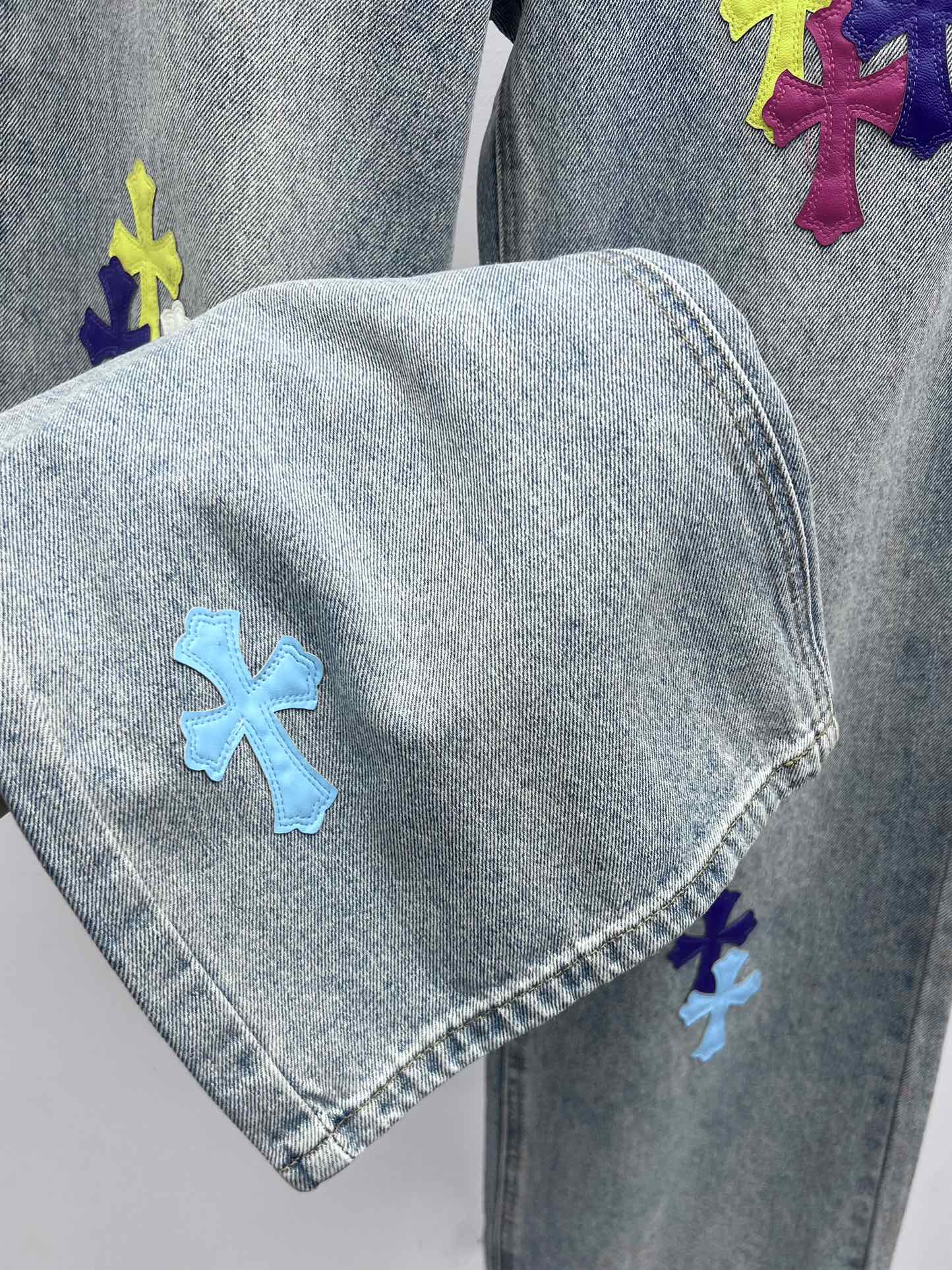 Chrome Heart*彩色十字架直筒裤选用水洗做旧浅蓝棉质牛仔面料配有撞色彩色拼皮十字架贴牌版型超好