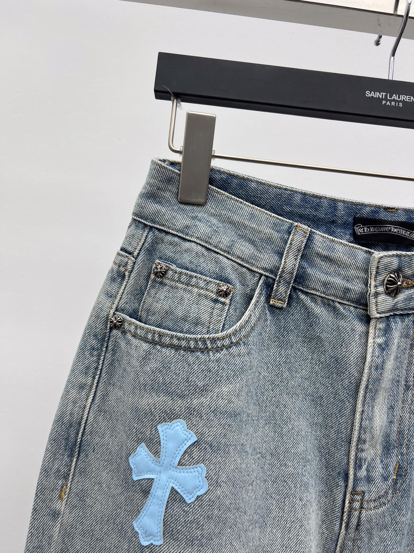 Chrome Heart*彩色十字架直筒裤选用水洗做旧浅蓝棉质牛仔面料配有撞色彩色拼皮十字架贴牌版型超好
