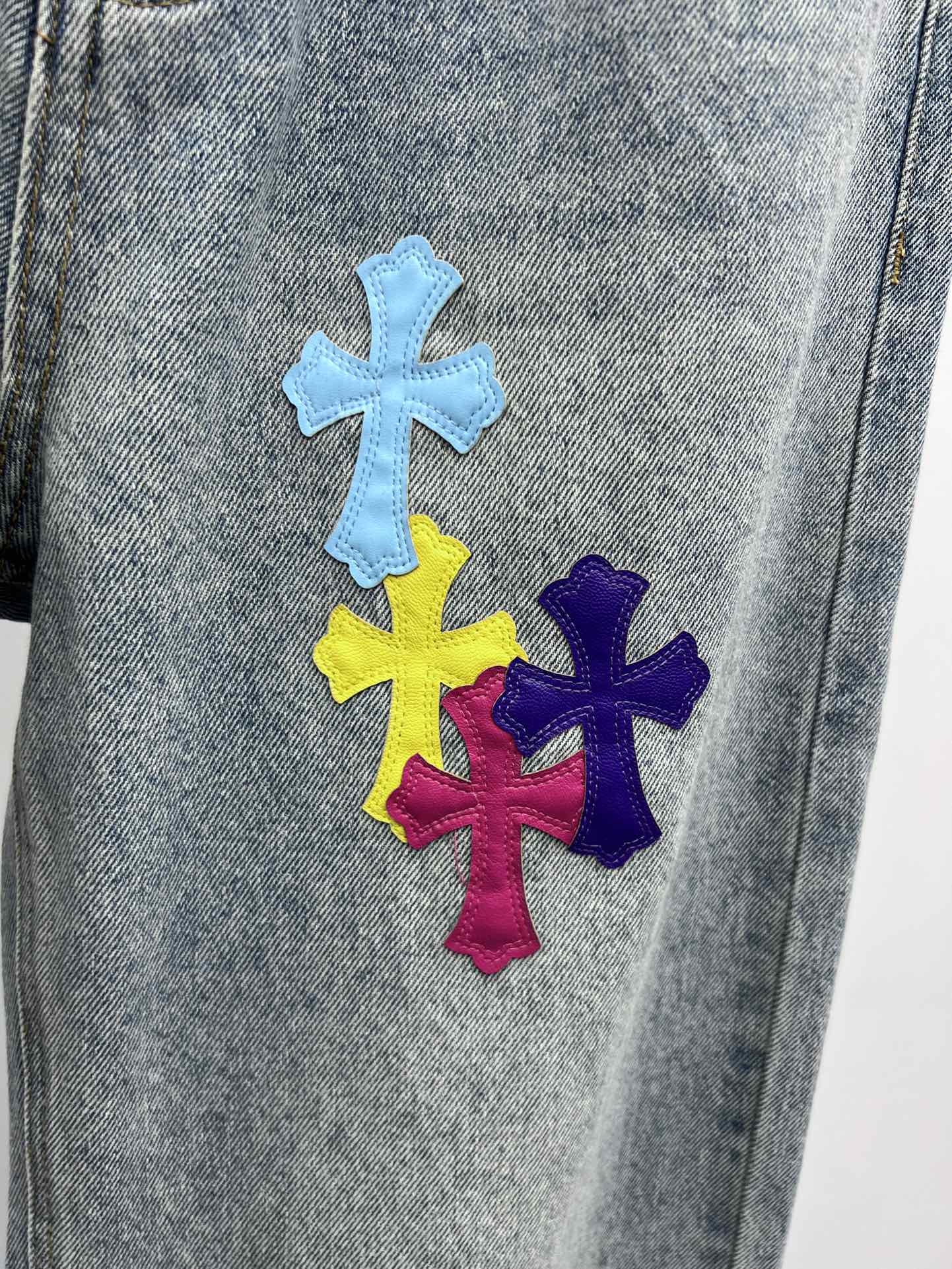 Chrome Heart*彩色十字架直筒裤选用水洗做旧浅蓝棉质牛仔面料配有撞色彩色拼皮十字架贴牌版型超好