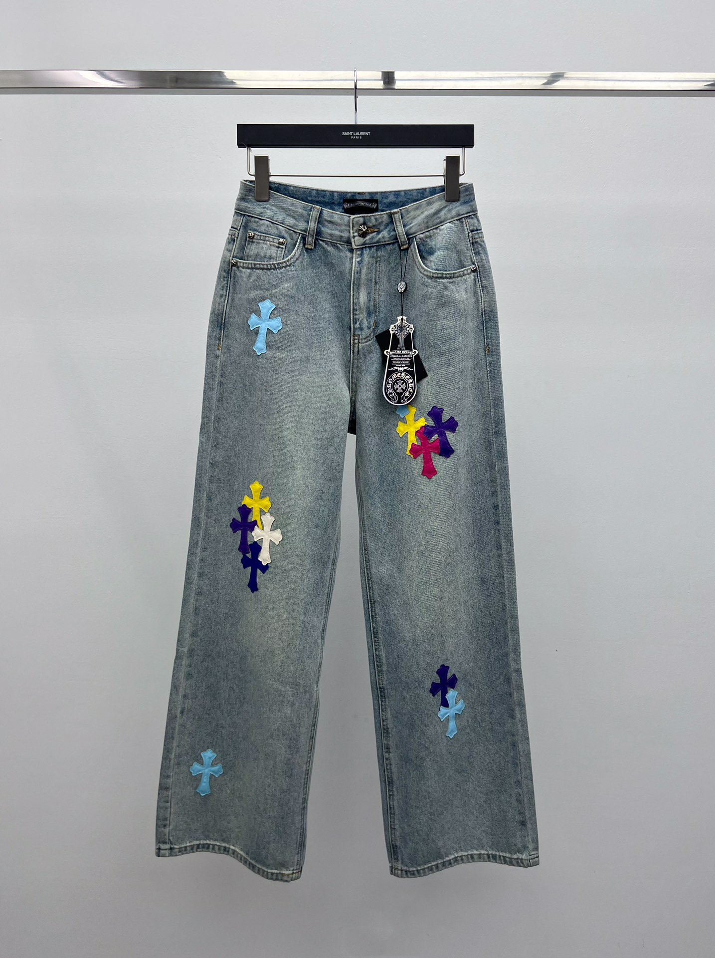 Chrome Heart*彩色十字架直筒裤选用水洗做旧浅蓝棉质牛仔面料配有撞色彩色拼皮十字架贴牌版型超好