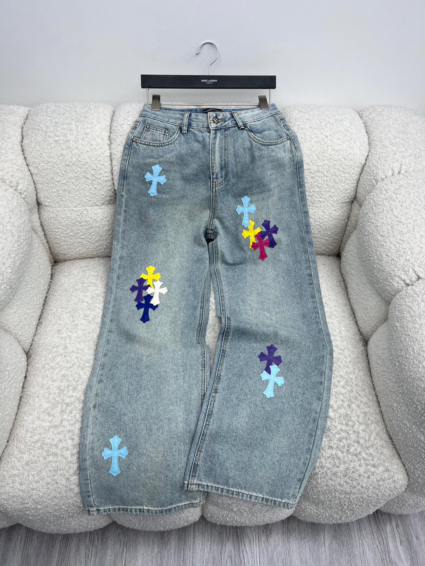 Chrome Heart*彩色十字架直筒裤选用水洗做旧浅蓝棉质牛仔面料配有撞色彩色拼皮十字架贴牌版型超好