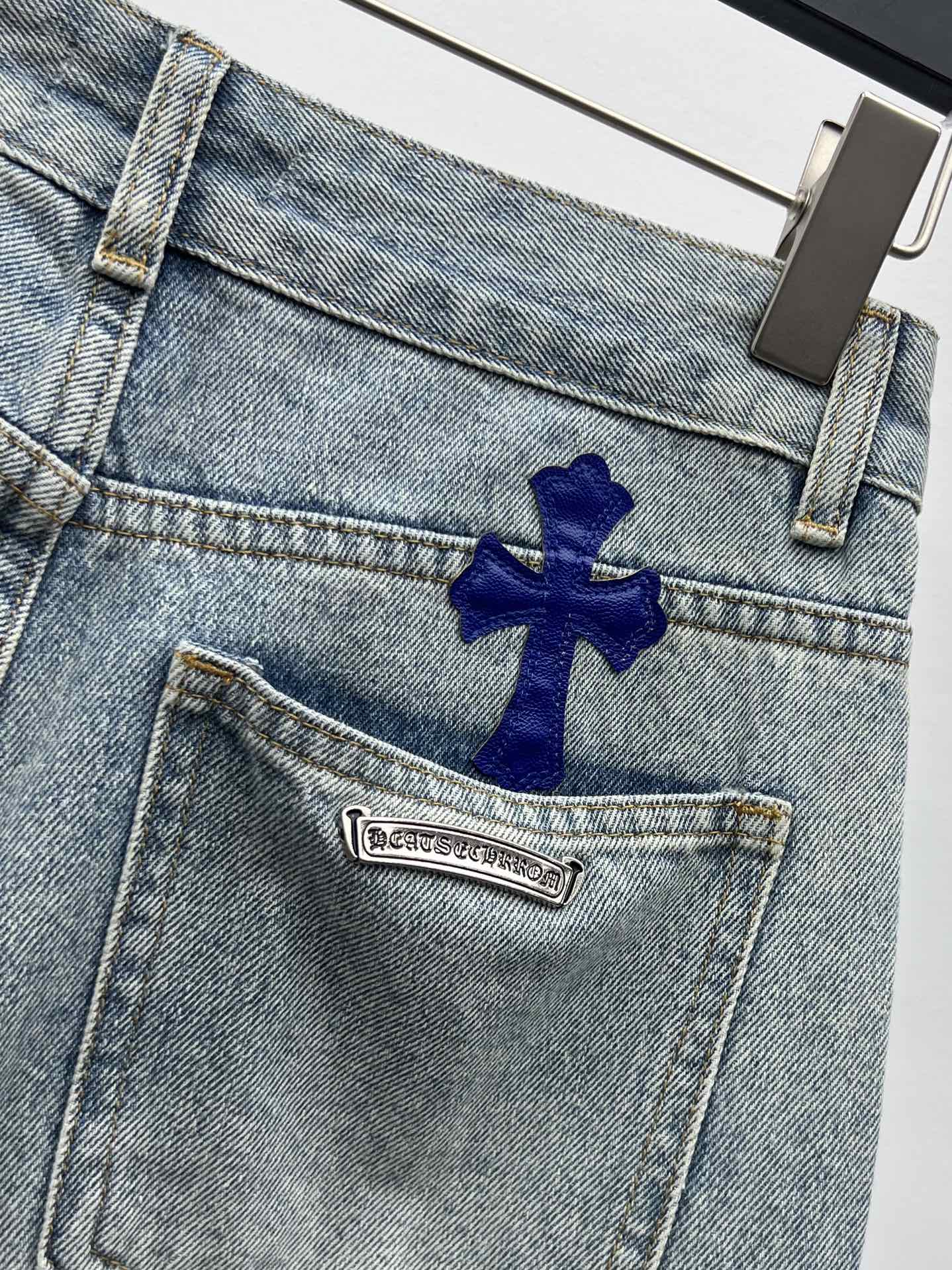 Chrome Heart*彩色十字架直筒裤选用水洗做旧浅蓝棉质牛仔面料配有撞色彩色拼皮十字架贴牌版型超好