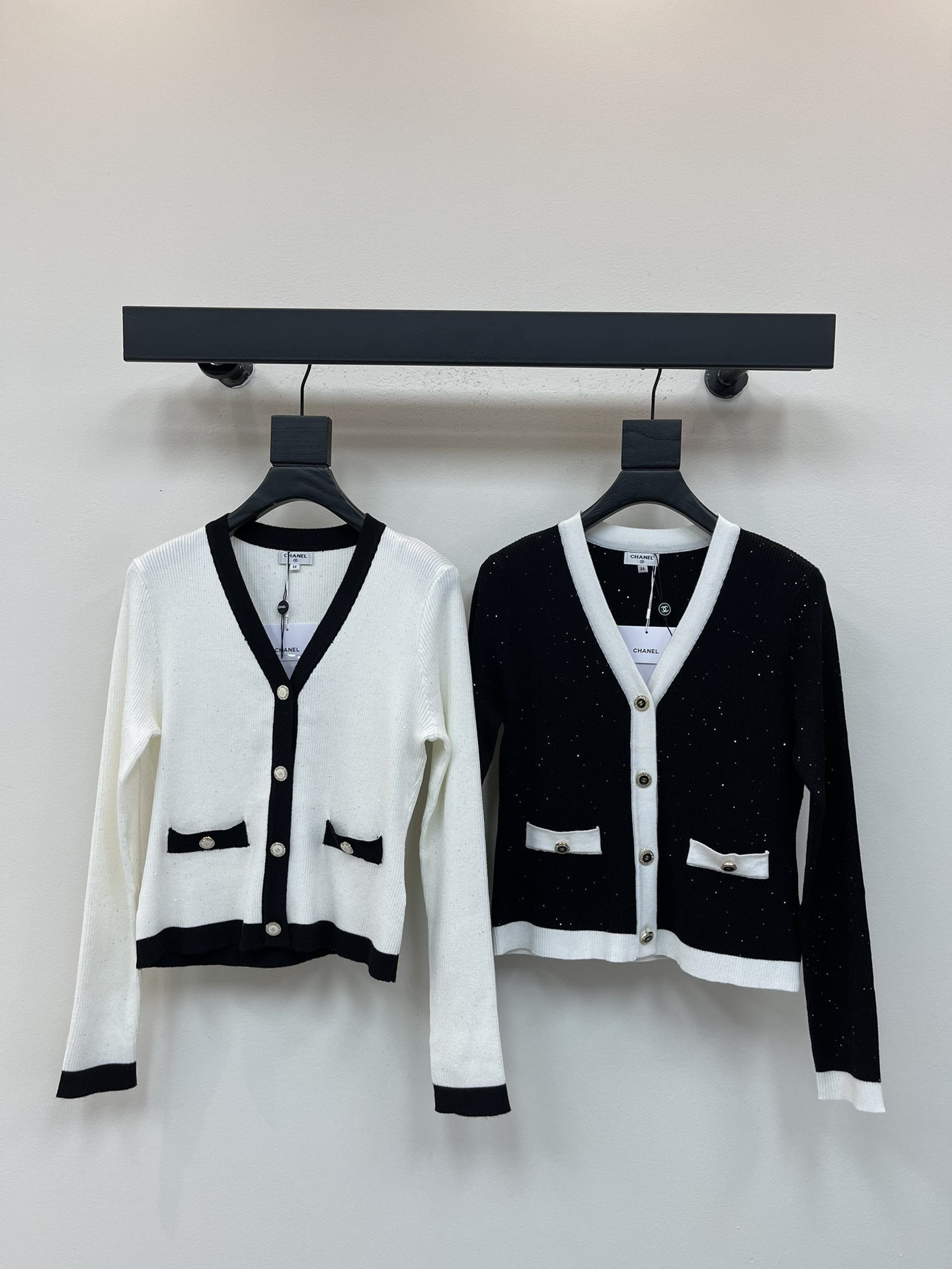 NO:499091,CHANE*25 early autumn new V-neck knitted cardigan!  Customized wool yarn weaving, full of elasticity, comfortable and easy to wear, V-neck long-sleeved cardigan cut, beautify the proportion of head and shoulders, make the edges of the pocket, contrasting color and edge-covering, the cuff neckline and the front closure, the embellishment and mold-print round buttons, the retro style is strong, the slim fit style highlights the figure, the style is playful and age-reducing, the beads are blessed, and there is more starry sequins interspersed, the visual effect is richer, and it is easy to control when traveling or gatherings!  SML, chanel,alexander wang19860909CHANE*25早秋新款V领针织开衫！定制羊毛纱线织造 弹力十足 舒适好穿 V领长袖开衫剪裁 美化头肩比例更显瘦 口袋边缘撞色包边处理 袖口领口和前襟衣摆通体呼应 点缀开模印刻圆扣 复古风格强烈 修身版型 突显身材 风格俏皮减龄 珠片加持 更有星空般的亮片穿插 视觉效果更丰富 日常出行或轻松聚会轻松驾驭！SML,,chanel,alexander wang,Women's clothing