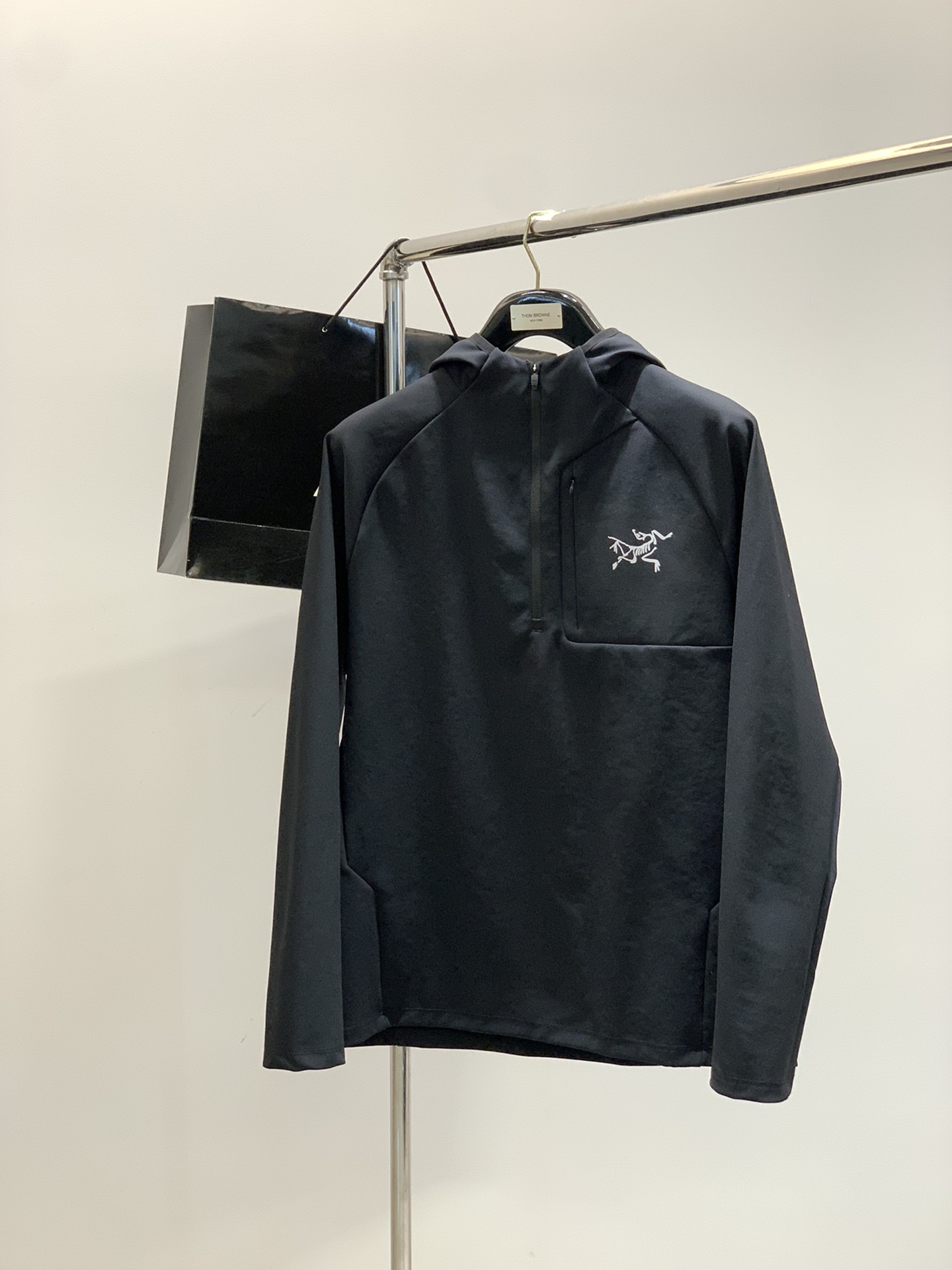 NO:537516,,ARCTERYX Archaeopteryx, 2025 autumn AW new product, fashionable and casual hooded sweatshirts, special counters are available at the same time, original singles, imported original fabrics, extremely complex craftsmanship, very elegant and fashionable visuals, noble and elegant, from the main fabric to the detailed craftsmanship, highlighting the ingenuity of fashion, 2 colors recommendations, code number M-3Xl, arc'teryx, hoodie, sweatshirts, hats, alexander wang19860909,ARCTERYX 始祖鸟,2025秋季AW新品,时尚休闲连帽卫衣,专柜同步有售,原单狠货,进口原版面料,工艺极度复杂,视觉相当雅致时髦,高贵而优雅,从主体面料到细节工艺,彰显时装的匠心所在,2色推荐,码数M-3Xl,arc'teryx,hoodie,sweatshirts,hats,alexander wang,Men's clothing