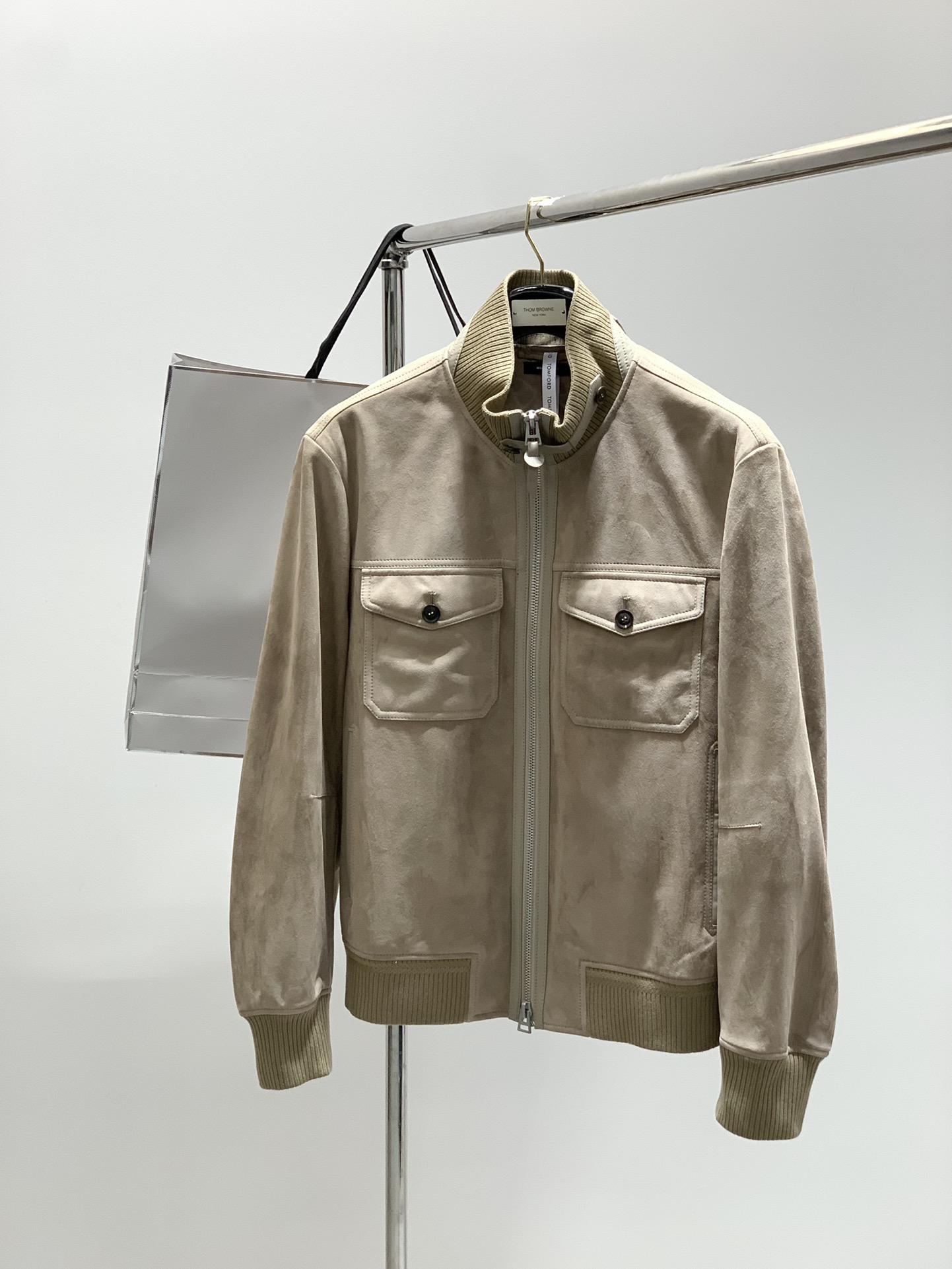 NO:528976,Genuine genuine leather series continues to be launched. Tom Ford men's suede jacket; the brand's classic benchmark leather series. Original leather. Non-market currency, counter-grade full-package imported lambskin suede. The leather embryo comes from a limited production area in Europe, with dense fibers and delicate feel. The suede has been polished and lightly matte to ensure that the surface fuzz is uniform and smooth, and the touch is as soft as velvet. The leather is treated by vegetable tanning + light grease technology, which not only retains flexibility, but also improves durability and fullness of color. The dyeing process uses dipping + hand-coloring techniques, and the dye reaches the depths of the fiber, making the overall color saturation high and has a natural sense of layering. Unlike the common surface spray dyeing on the market, this process can ensure that the color remains uniform after long-term wear, not easy to fade or obvious color difference.  The difference from the ordinary version on the market: The leather embryo grade Tom Ford uses lambskin, with more delicate fur. The ordinary version mostly uses adult cowhide or two-layer fur, which has a significant difference in feel and breathability. Dyeing depth The top-grade model is deeply impregnated with fiber, and most of the market are surface coatings, which are easy to fade and wool. Touch luster The brand model will show soft suede light and shadow under natural light, while the ordinary version is mostly rigid matte. The leather with top-level technology is more tough, and it is not easy to harden and crack after long-term use. The market version often has a shorter texture. The inner craftsmanship High-straight cotton and silky blended fabric is breathable and skin-friendly, avoiding the feeling of wearing; splicing the inner not only improves the overall grade, but also ensures the crispness and wear resistance of the inner. The original customized horn buttons are engraved on the front  Brand words, warm texture and natural luster. Exclusive custom hardware zipper, engraved with brand logo, smooth teeth polished, sturdy and durable. Cuffs & hem use knitted wool ribbed, which is elastic and fits the wrist and waist, which is comfortable and effectively maintains the shape. Size 46-56,,,tom ford,jackets & coats,cowhide,sheepskin,chamois leather,alexander wang19860909正版真皮系列 持续上新 . Tom Ford男士 麂皮绒 夹克 ；品牌的经典标杆级皮革系列. 真皮原厂. 非市面通货 专柜级全套包装 进口 羔羊皮绒面革.皮胚来自欧洲限定产区,纤维致密且手感细腻.绒面经过 全粒面打磨与轻磨砂工艺,确保表层绒毛均匀、顺滑,触感如丝绒般柔和.皮革经 植物鞣+轻度加脂工艺 处理,既保留了柔韧性,又提升了耐用度和色泽饱满度. 染色工艺使用 浸染+ 手工上色 技法,染料直达纤维深处,使得整体颜色饱和度高,并具备自然的层次感. 与市面常见的表面喷涂染色不同,这种工艺能保证长期穿着后依旧保持色泽均匀,不易掉色或出现明显色差. 与市面普通版本的区别 皮胚等级汤姆福特采用羔羊皮,绒毛更细腻,普通版本多使用成年牛皮或二层翻毛,手感与透气性差距明显. 染色深度 顶级款为纤维深层浸染,市面多数为表面涂层,容易褪色、起毛.触感光泽 品牌款在自然光下会呈现柔和的绒面光影,而普通版本多为死板的哑光 .耐用性顶级工艺的皮料韧性更佳,久穿不易硬化开裂,市面版往往使用时间短后质感下降. 内里工艺 高支棉质与丝滑混纺面料,透气亲肤,避免穿着闷感 ；拼接内里 既提升整体档次,也保证了内里的挺括度与耐磨性. 原版定制牛角纽扣,正面刻有 品牌字样,质感温润,光泽自然.专属定制五金拉链,刻有品牌 Logo,齿口打磨顺滑,坚固耐用.袖口 & 下摆 采用 初剪羊毛针织罗纹,弹性佳、贴合手腕腰身,既舒适又能有效保持廓形. 码数46-56,,,tom ford,jackets & coats,cowhide,sheepskin,chamois leather,alexander wang,Men's clothing