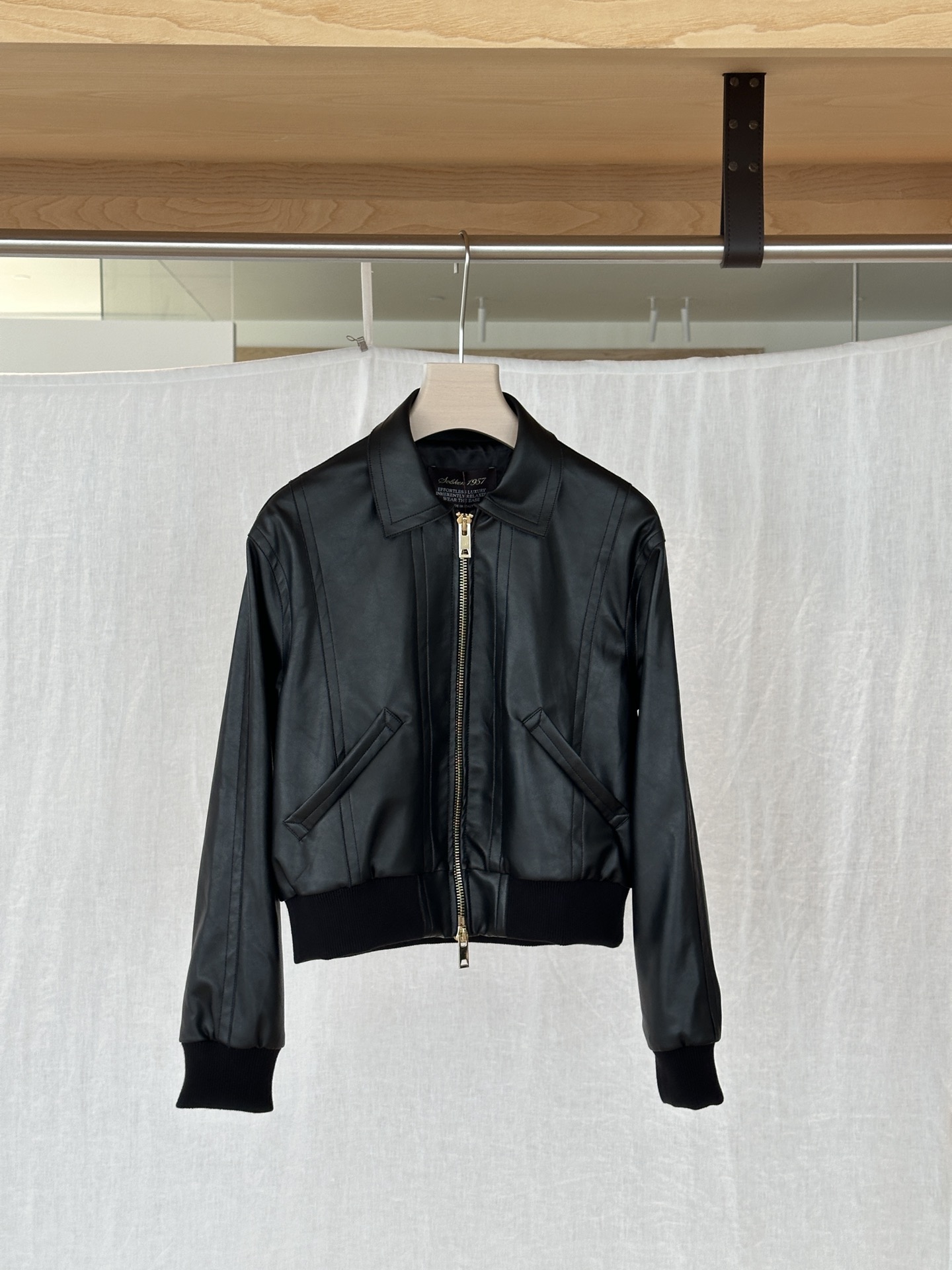 NO:496797,YS ｜ NEW ARRIVALS! ｛ Ecological protein skin ｝ It has the luster and soft texture of genuine leather, and its texture is not inferior to genuine leather. It also has a certain breathability and is softer than genuine leather. It is as delicate and soft as touching your own skin. It also has a slight elasticity. It is not tight. The price is more than several times more expensive than ordinary PU. It has no chemical fiber feel. It makes you feel the soft and smooth skin!  SML, alexander wang19860909YS ｜ NEW ARRIVALS! ｛ 生态蛋白皮 ｝它有真皮的光泽柔软 质感又完全不输真皮 还带一定的透气性 比真皮更柔软的触感 像摸自己的皮肤一样细腻柔软质感 而且带有轻微的弹力 贴服却不紧绷～ 价格比普通pu贵几倍不止 没有化纤感 就是让你实实在在感受到皮的软糯柔滑！ SML,,alexander wang,Women's clothing