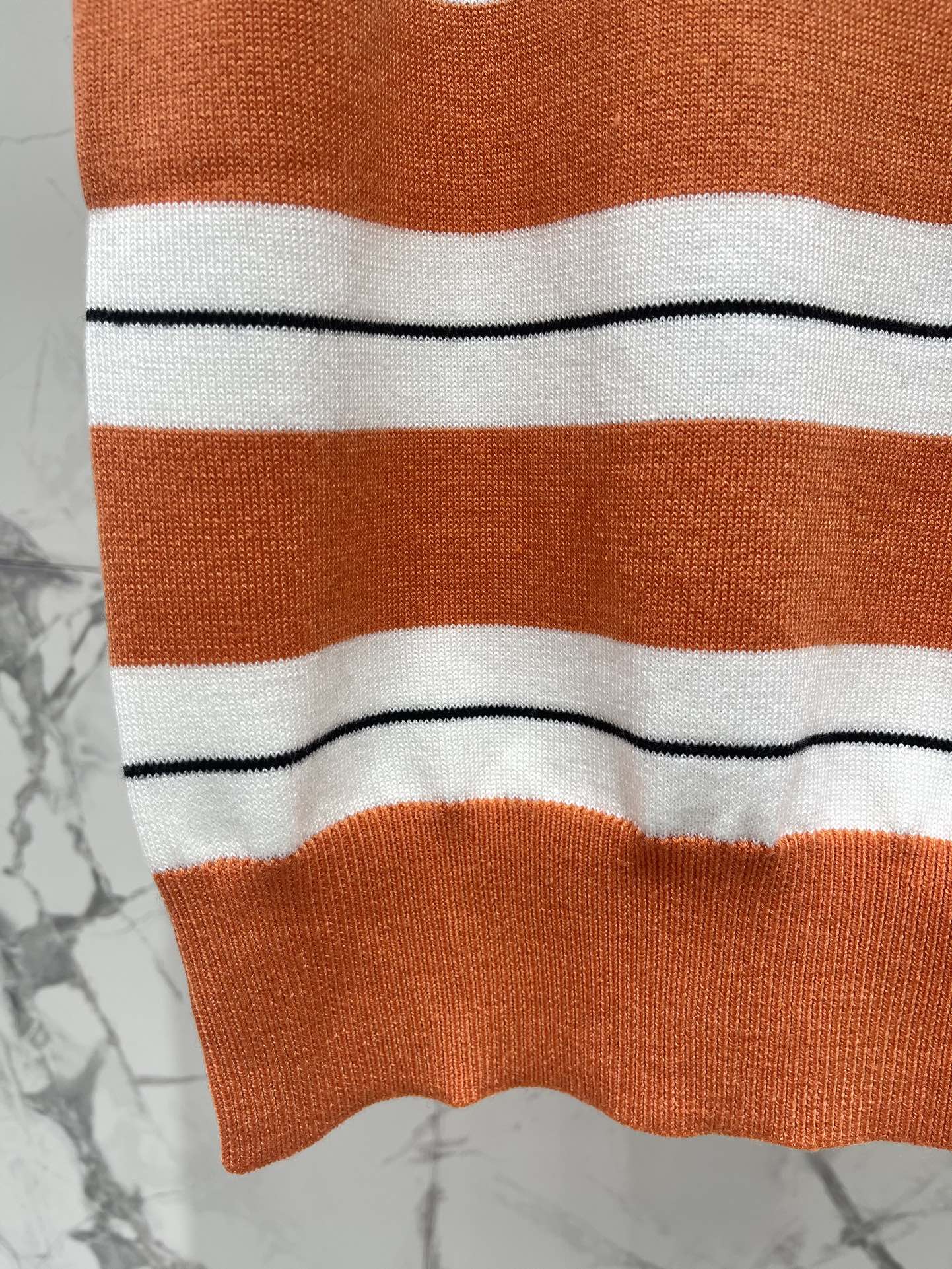 𝗠𝗜𝗨𝗠𝗜𝗨*缪缪法式学院风撞色条纹拼接V领针织背心📚 撞色条纹设计，活泼又不失优雅，V领设计悄悄拉长颈