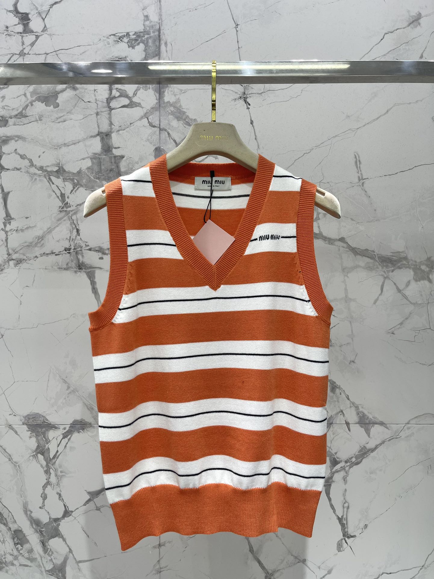 𝗠𝗜𝗨𝗠𝗜𝗨*缪缪法式学院风撞色条纹拼接V领针织背心📚 撞色条纹设计，活泼又不失优雅，V领设计悄悄拉长颈