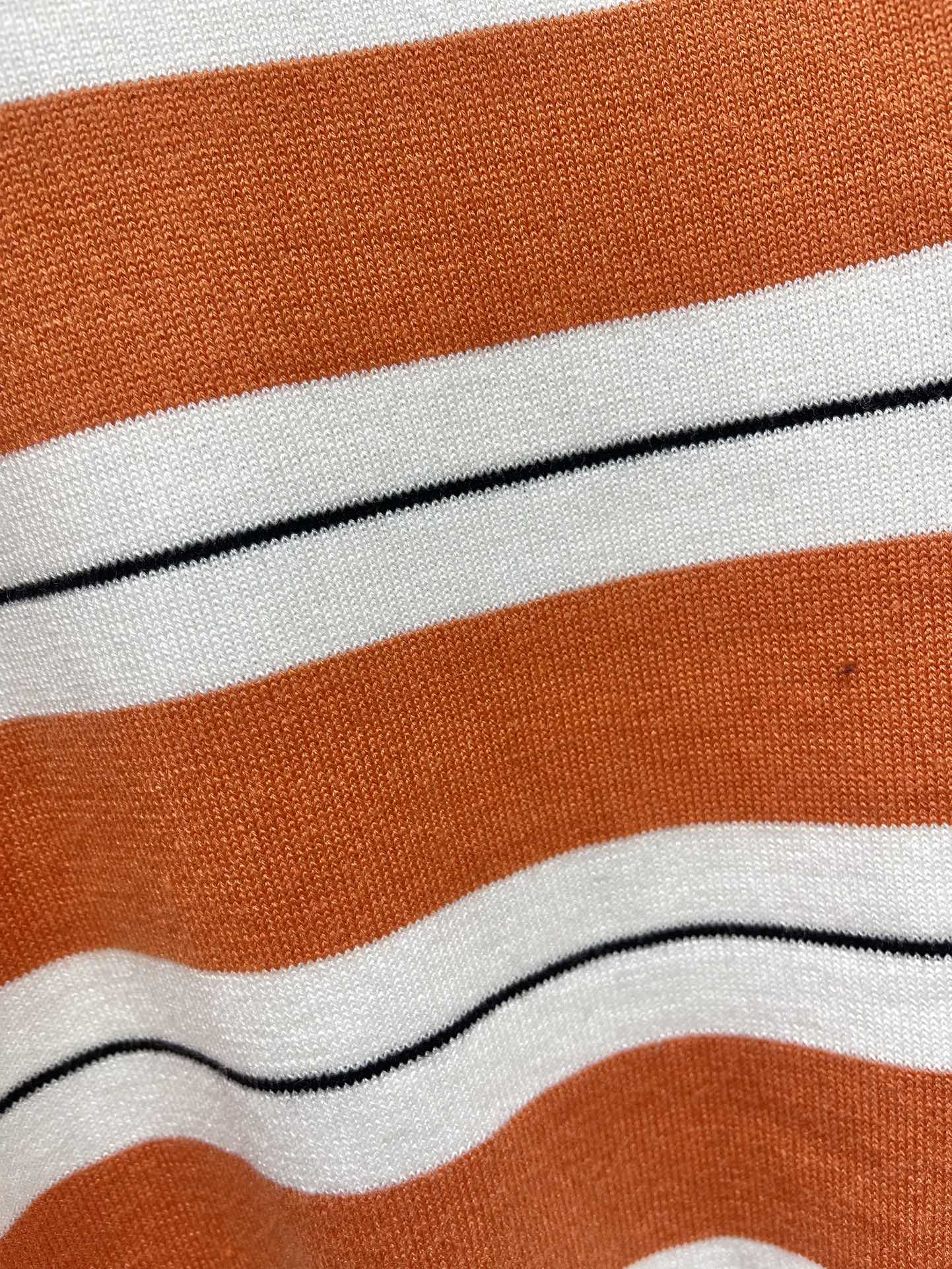 𝗠𝗜𝗨𝗠𝗜𝗨*缪缪法式学院风撞色条纹拼接V领针织背心📚 撞色条纹设计，活泼又不失优雅，V领设计悄悄拉长颈