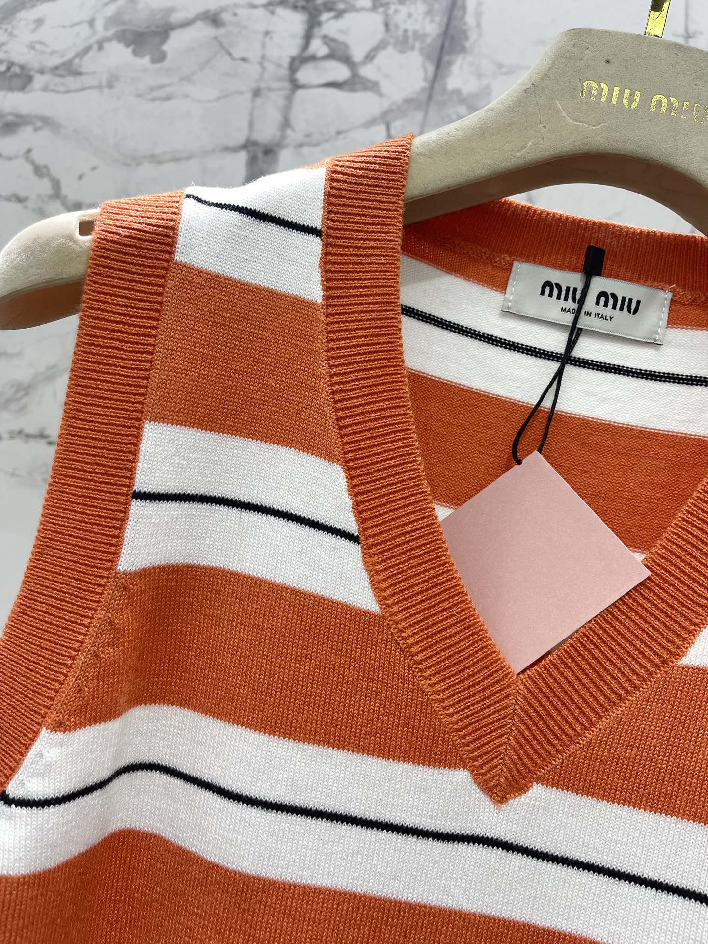 𝗠𝗜𝗨𝗠𝗜𝗨*缪缪法式学院风撞色条纹拼接V领针织背心📚 撞色条纹设计，活泼又不失优雅，V领设计悄悄拉长颈