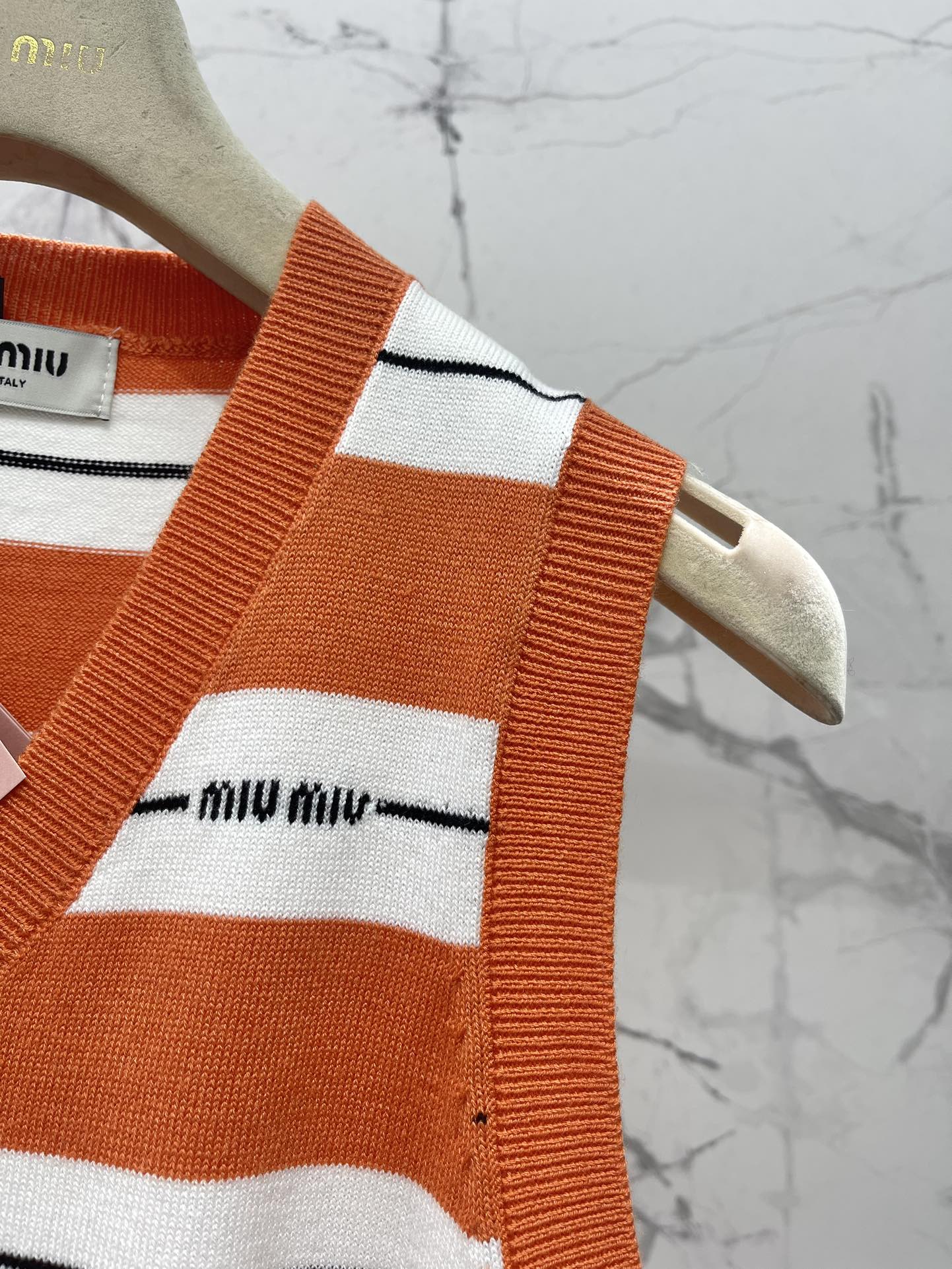 𝗠𝗜𝗨𝗠𝗜𝗨*缪缪法式学院风撞色条纹拼接V领针织背心📚 撞色条纹设计，活泼又不失优雅，V领设计悄悄拉长颈