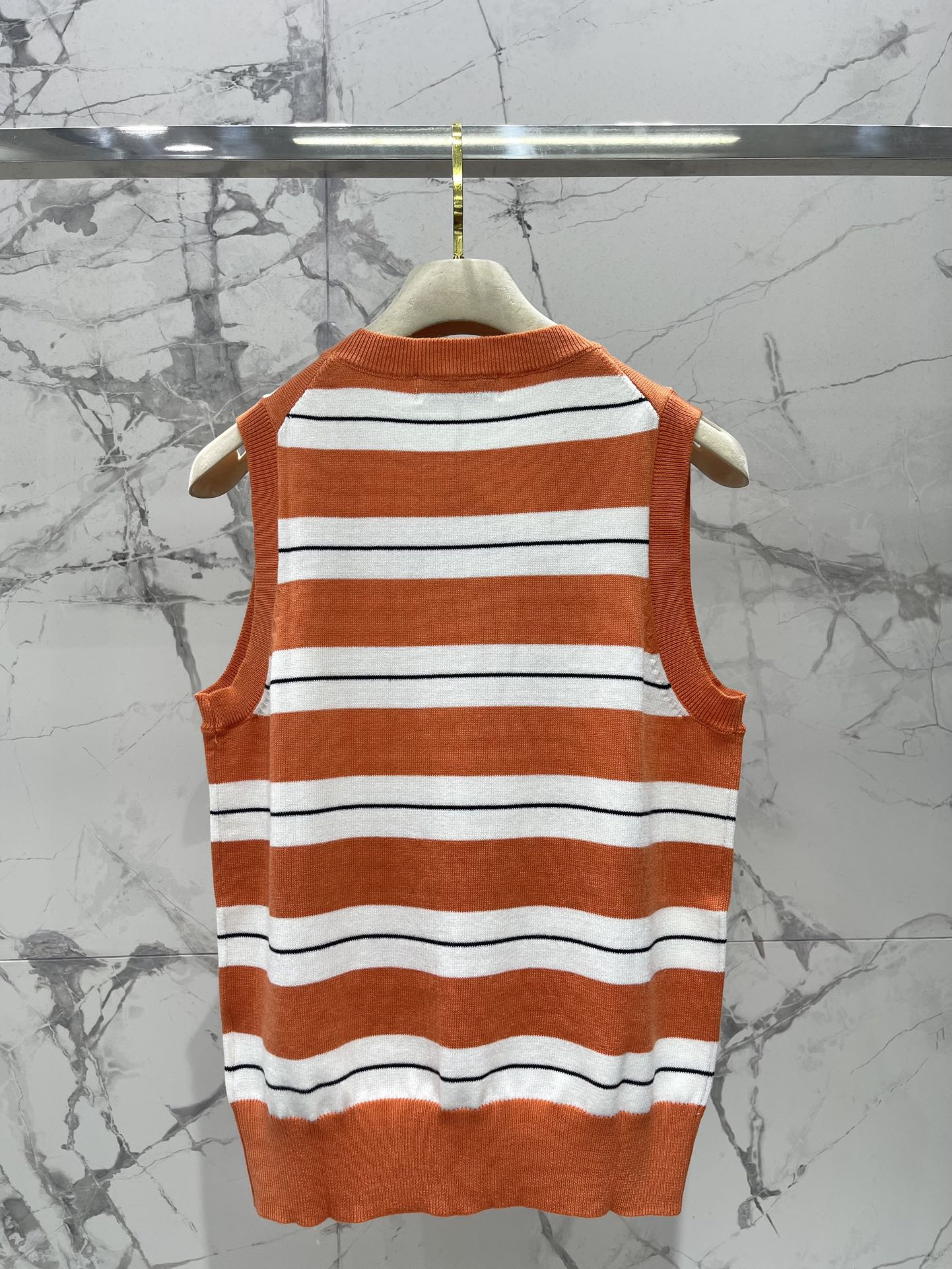 𝗠𝗜𝗨𝗠𝗜𝗨*缪缪法式学院风撞色条纹拼接V领针织背心📚 撞色条纹设计，活泼又不失优雅，V领设计悄悄拉长颈