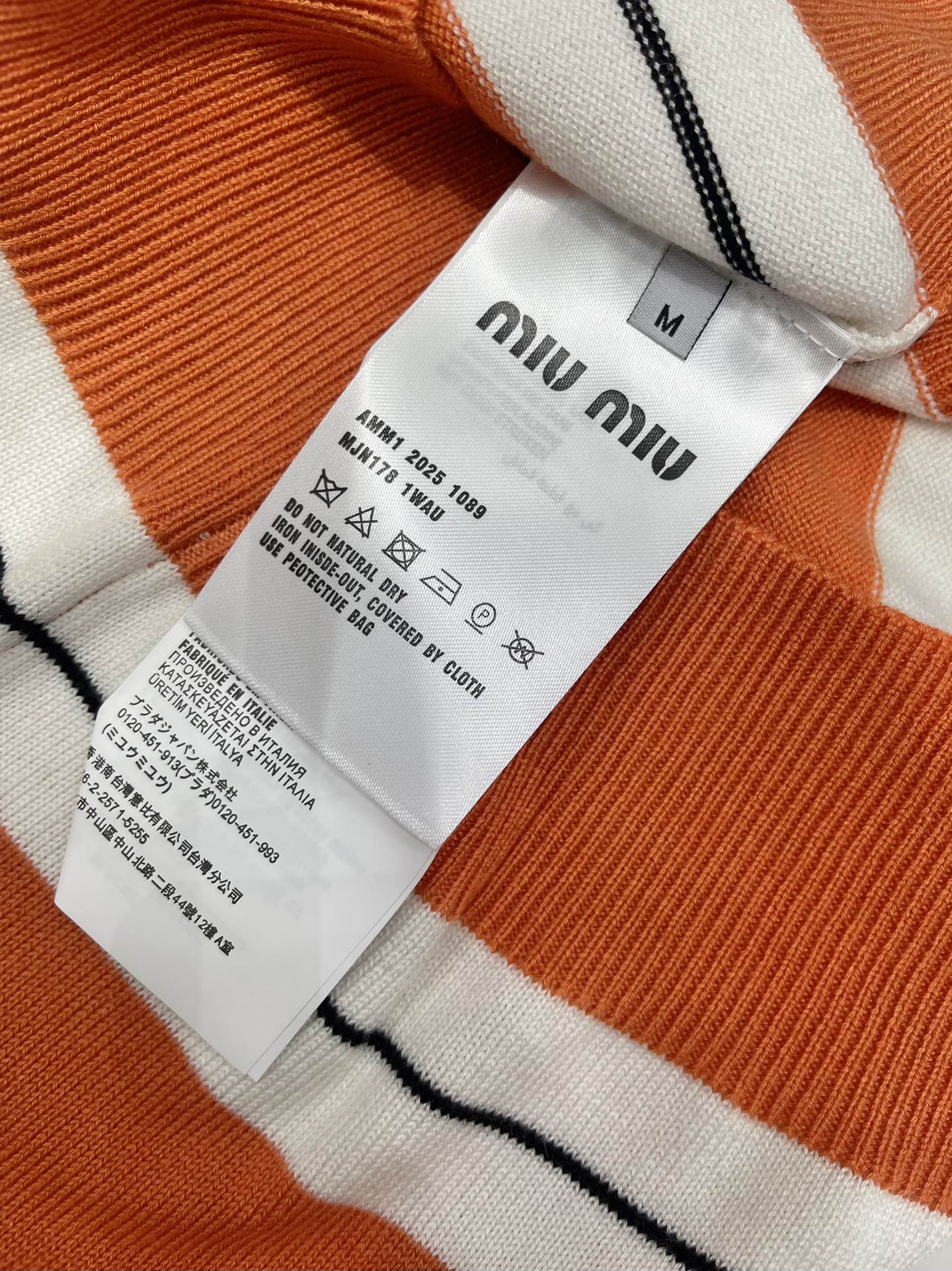 𝗠𝗜𝗨𝗠𝗜𝗨*缪缪法式学院风撞色条纹拼接V领针织背心📚 撞色条纹设计，活泼又不失优雅，V领设计悄悄拉长颈