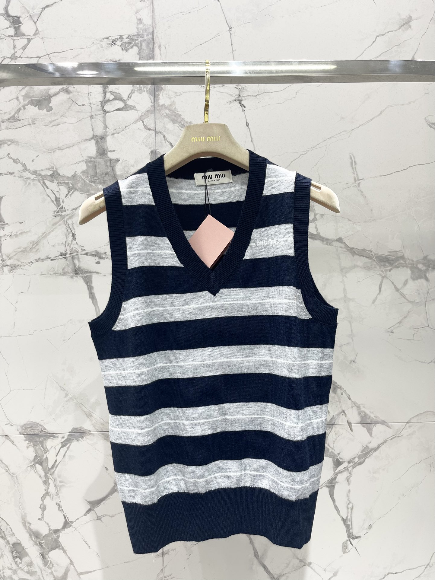 𝗠𝗜𝗨𝗠𝗜𝗨*缪缪法式学院风撞色条纹拼接V领针织背心📚 撞色条纹设计，活泼又不失优雅，V领设计悄悄拉长颈