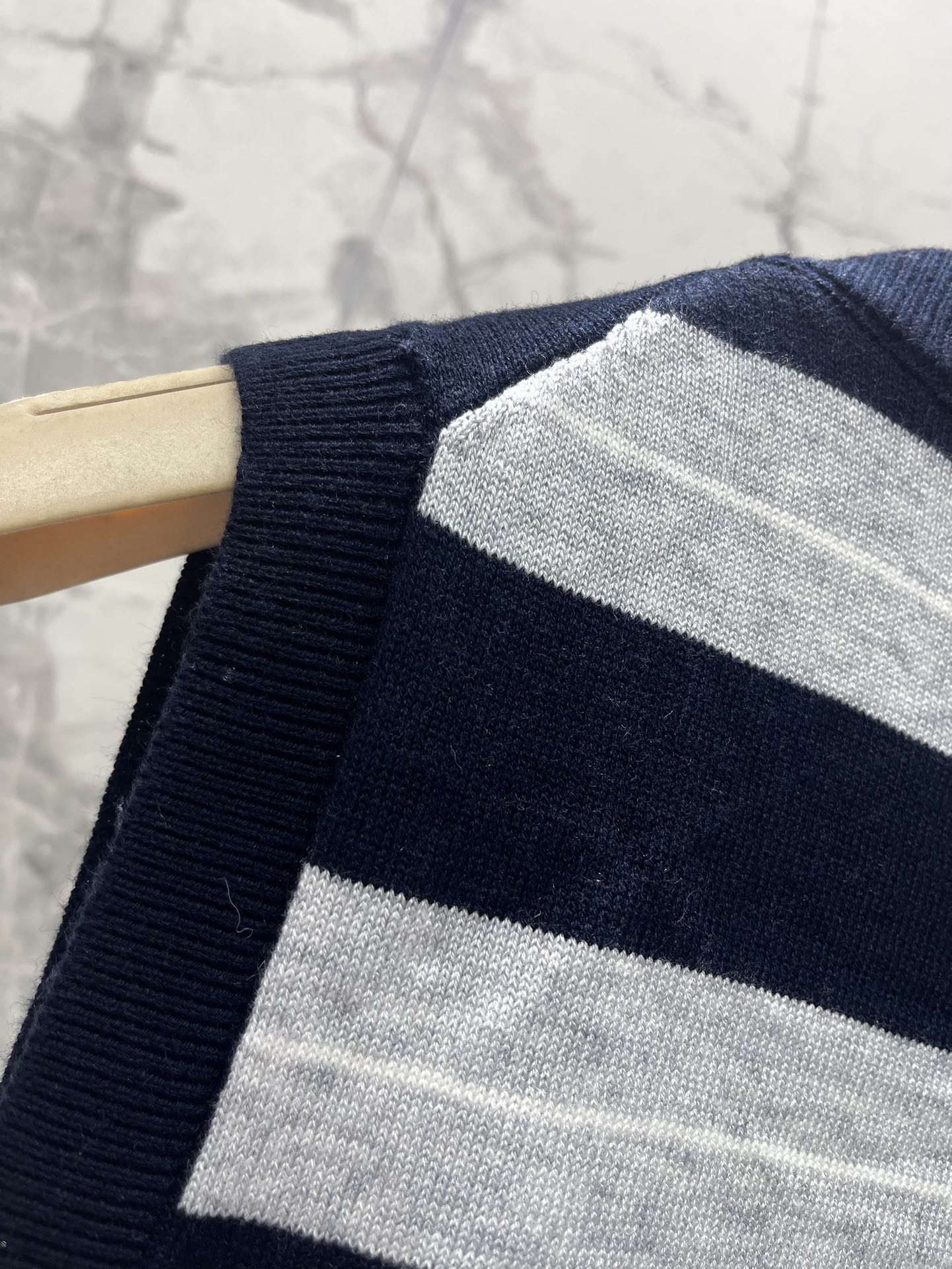 𝗠𝗜𝗨𝗠𝗜𝗨*缪缪法式学院风撞色条纹拼接V领针织背心📚 撞色条纹设计，活泼又不失优雅，V领设计悄悄拉长颈