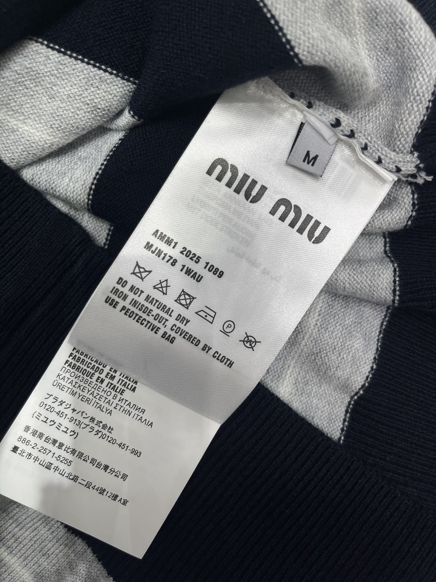 𝗠𝗜𝗨𝗠𝗜𝗨*缪缪法式学院风撞色条纹拼接V领针织背心📚 撞色条纹设计，活泼又不失优雅，V领设计悄悄拉长颈