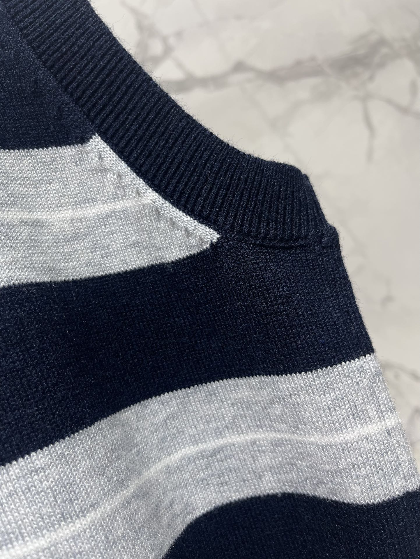 𝗠𝗜𝗨𝗠𝗜𝗨*缪缪法式学院风撞色条纹拼接V领针织背心📚 撞色条纹设计，活泼又不失优雅，V领设计悄悄拉长颈