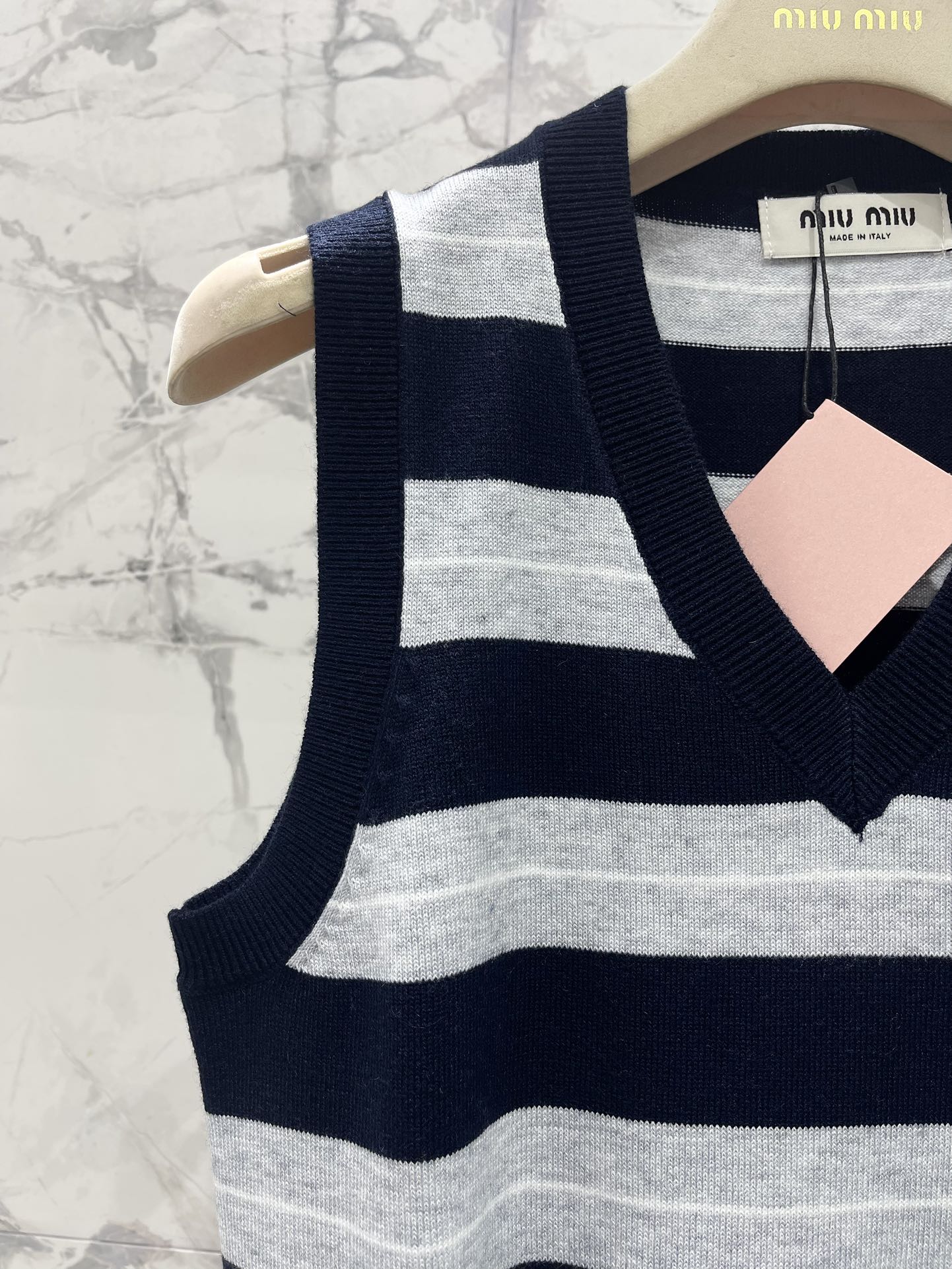 𝗠𝗜𝗨𝗠𝗜𝗨*缪缪法式学院风撞色条纹拼接V领针织背心📚 撞色条纹设计，活泼又不失优雅，V领设计悄悄拉长颈