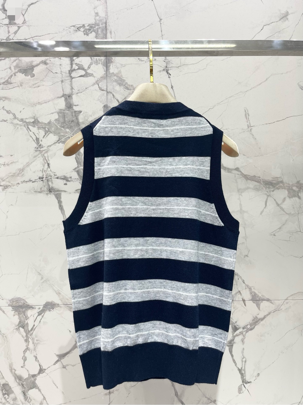 𝗠𝗜𝗨𝗠𝗜𝗨*缪缪法式学院风撞色条纹拼接V领针织背心📚 撞色条纹设计，活泼又不失优雅，V领设计悄悄拉长颈