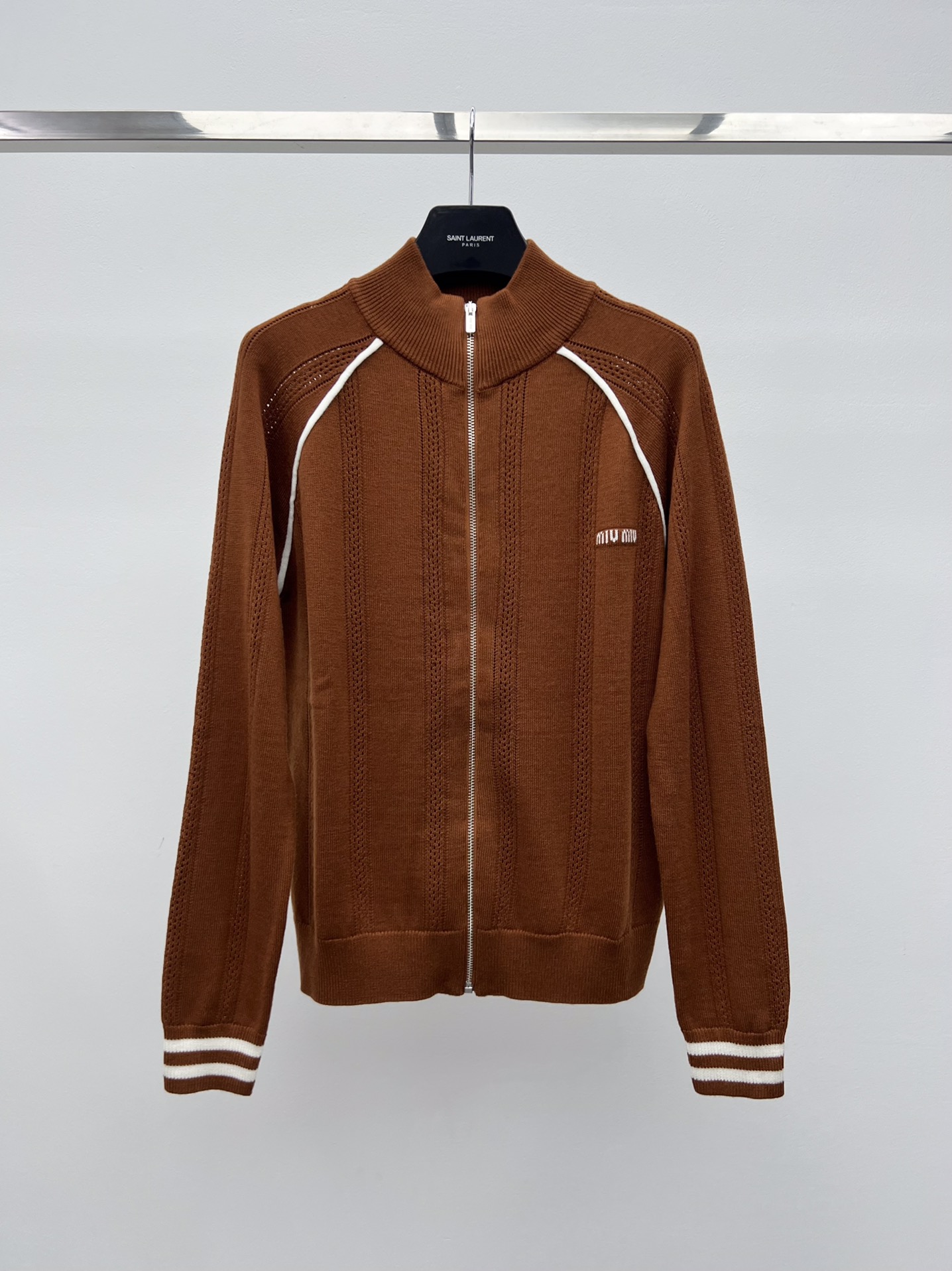 miumi*拉链针织开衫选用100%羊毛针织面料材质这款拉链开衫以男装元素碰撞低调柔美气质雅致镂空图案和