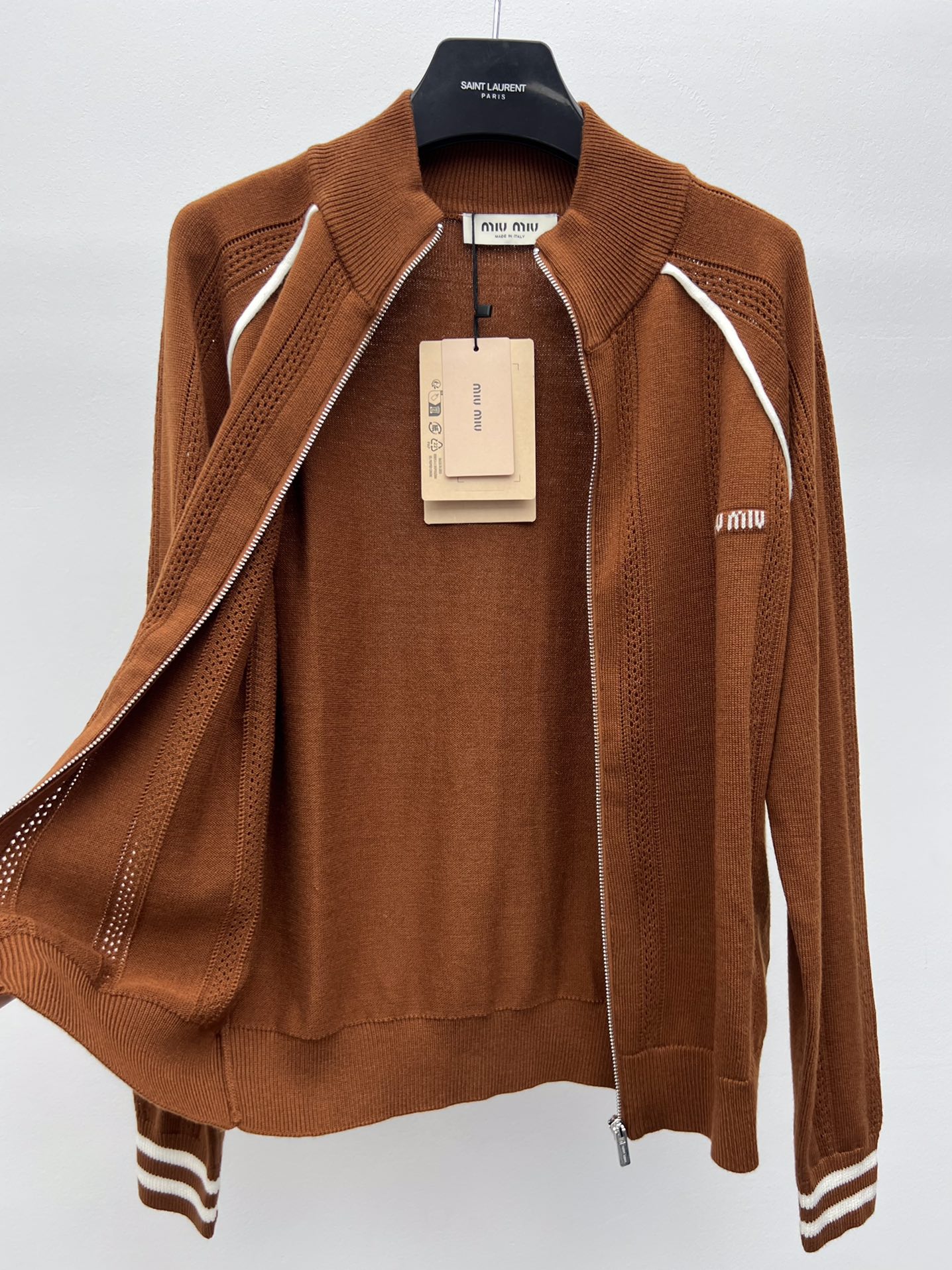 miumi*拉链针织开衫选用100%羊毛针织面料材质这款拉链开衫以男装元素碰撞低调柔美气质雅致镂空图案和