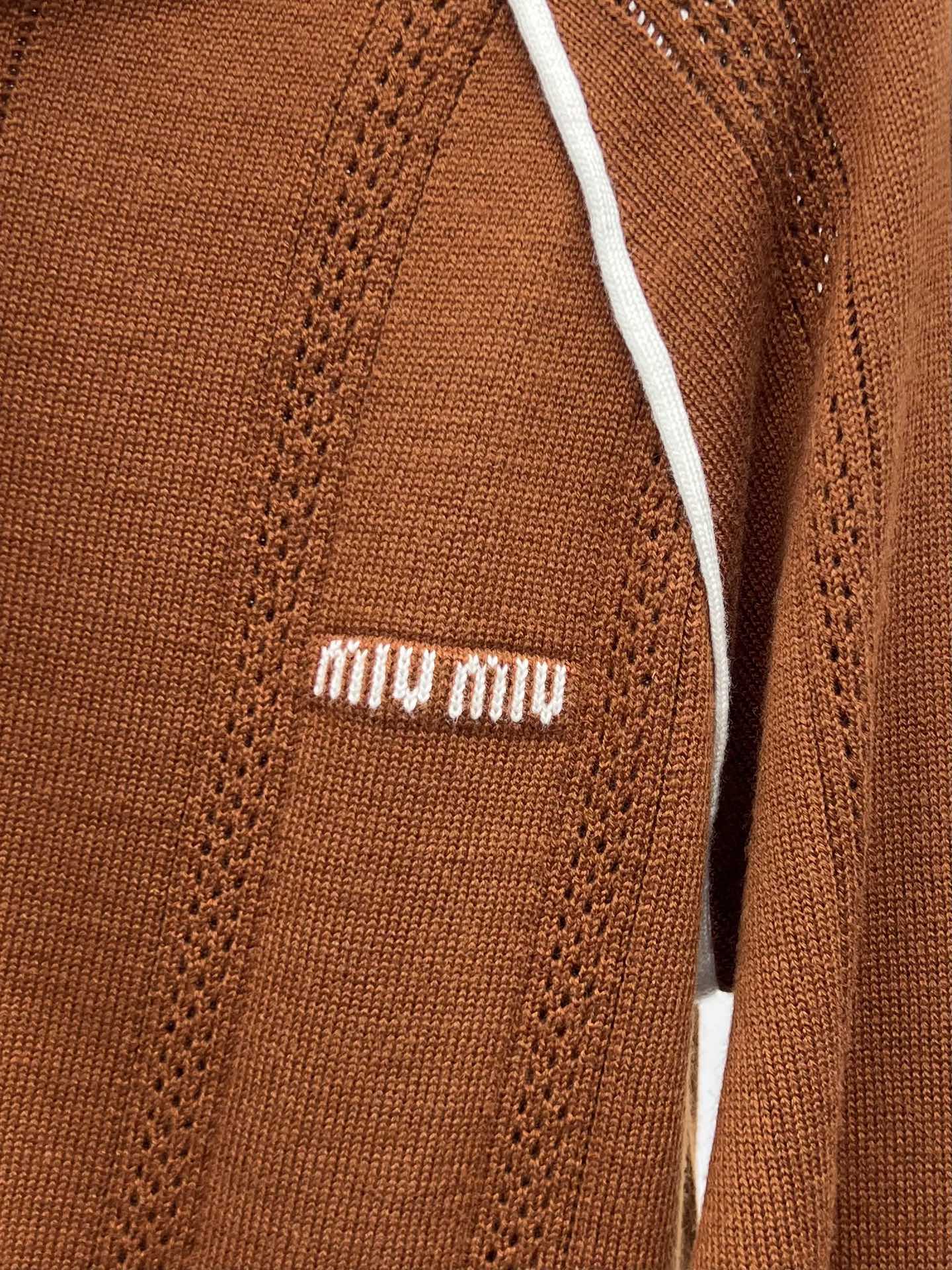 miumi*拉链针织开衫选用100%羊毛针织面料材质这款拉链开衫以男装元素碰撞低调柔美气质雅致镂空图案和