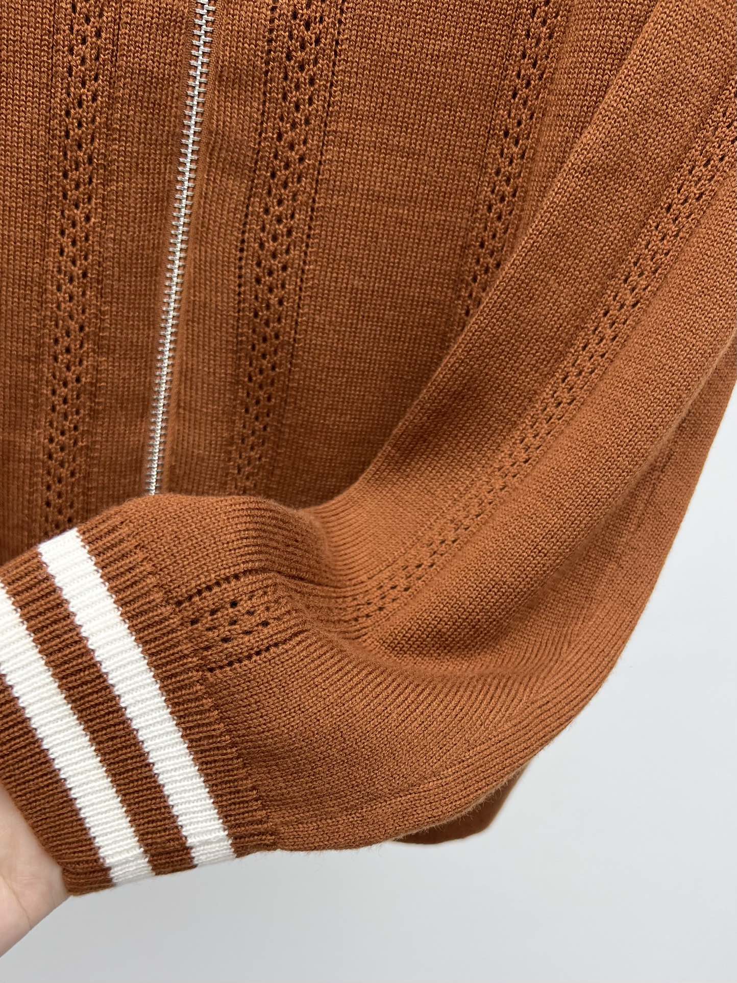 miumi*拉链针织开衫选用100%羊毛针织面料材质这款拉链开衫以男装元素碰撞低调柔美气质雅致镂空图案和