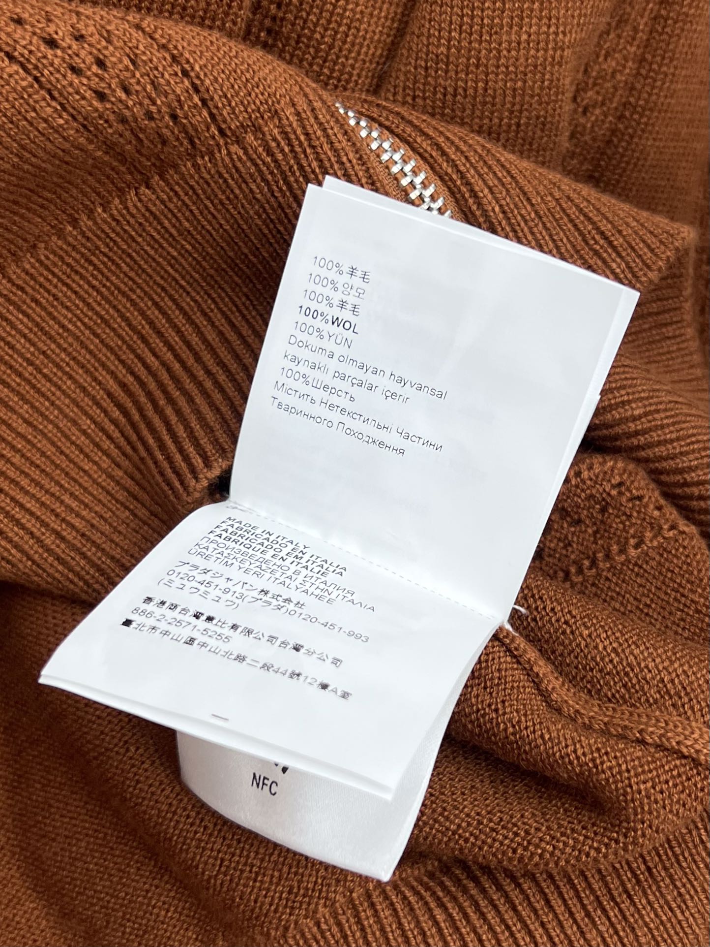 miumi*拉链针织开衫选用100%羊毛针织面料材质这款拉链开衫以男装元素碰撞低调柔美气质雅致镂空图案和