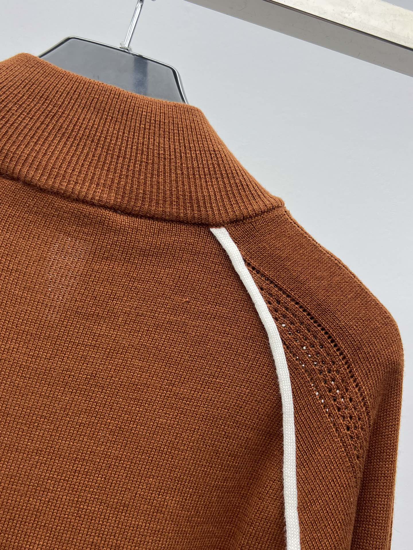 miumi*拉链针织开衫选用100%羊毛针织面料材质这款拉链开衫以男装元素碰撞低调柔美气质雅致镂空图案和