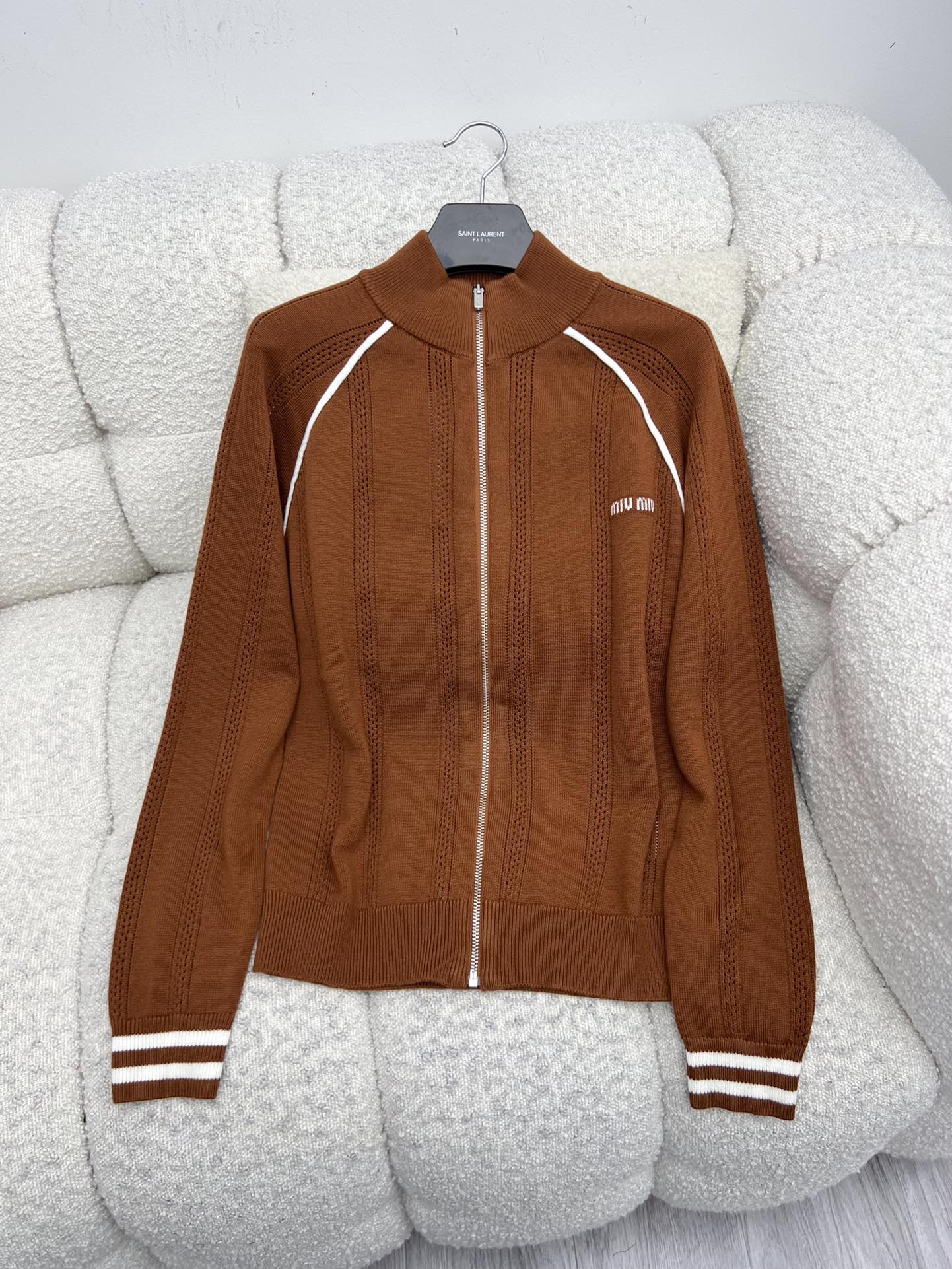 miumi*拉链针织开衫选用100%羊毛针织面料材质这款拉链开衫以男装元素碰撞低调柔美气质雅致镂空图案和