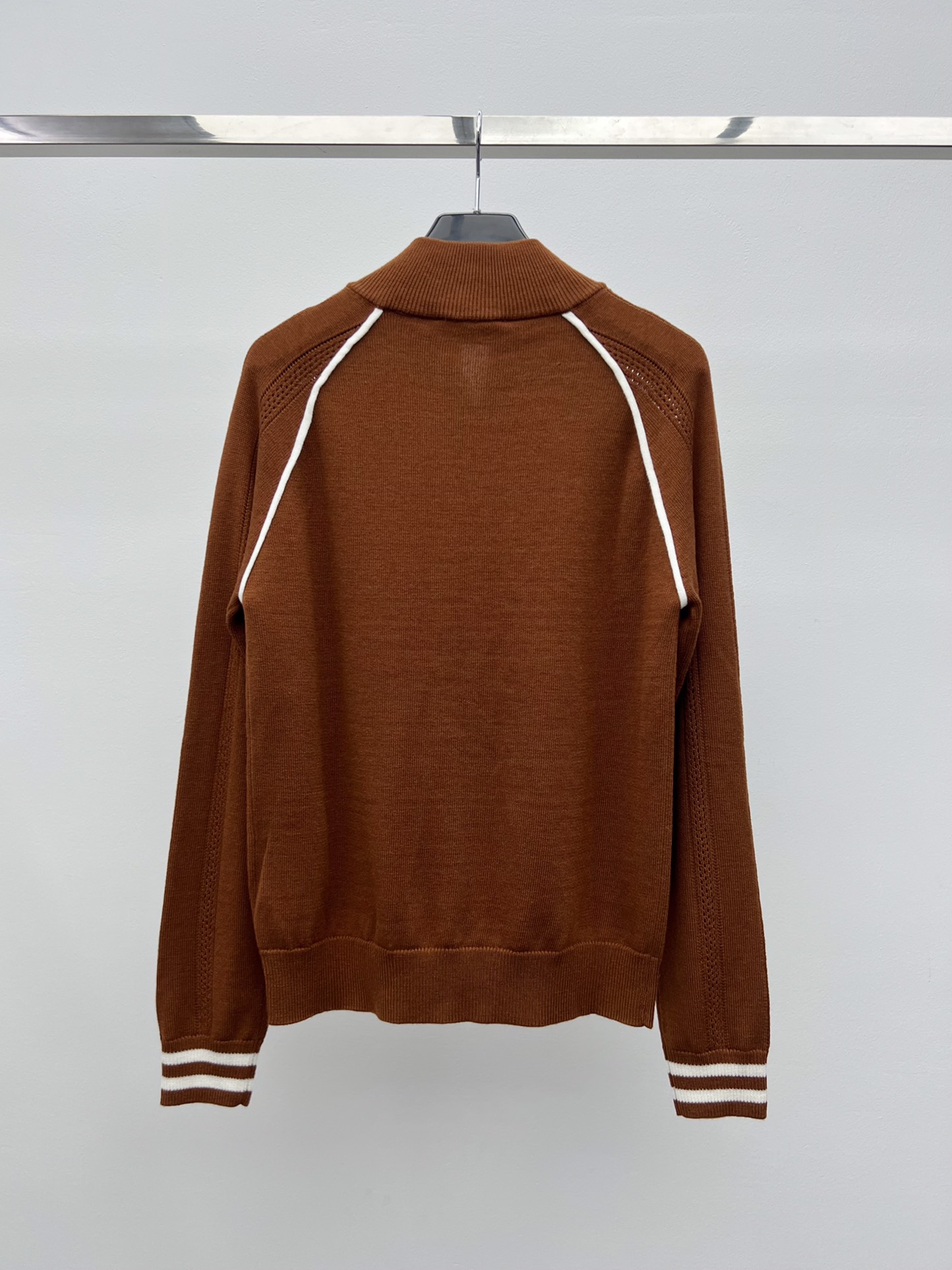 miumi*拉链针织开衫选用100%羊毛针织面料材质这款拉链开衫以男装元素碰撞低调柔美气质雅致镂空图案和