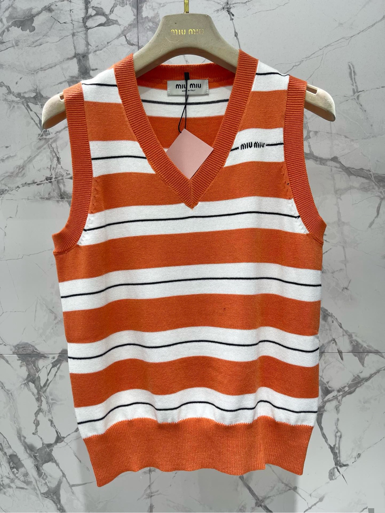 𝗠𝗜𝗨𝗠𝗜𝗨*缪缪法式学院风撞色条纹拼接V领针织背心📚 撞色条纹设计，活泼又不失优雅，V领设计悄悄拉长颈