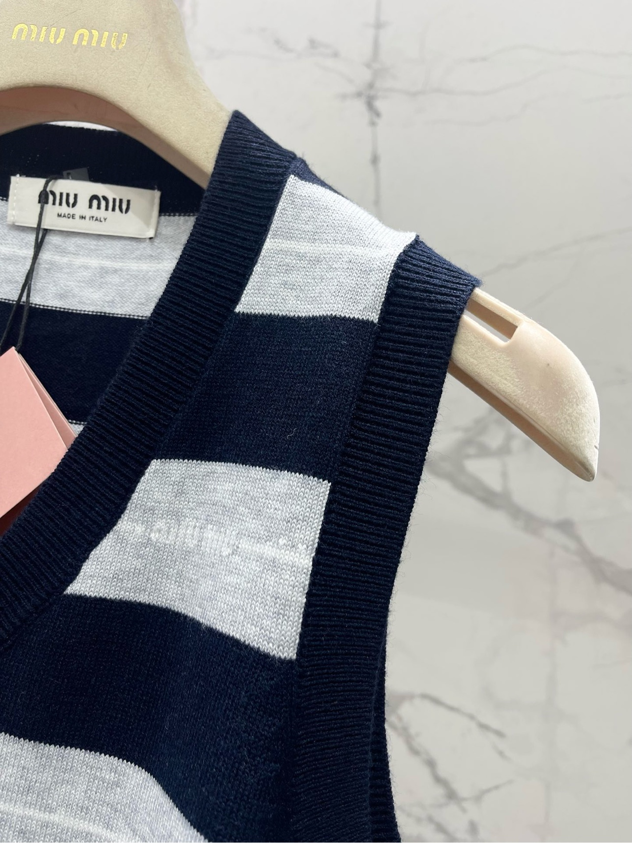 𝗠𝗜𝗨𝗠𝗜𝗨*缪缪法式学院风撞色条纹拼接V领针织背心📚 撞色条纹设计，活泼又不失优雅，V领设计悄悄拉长颈