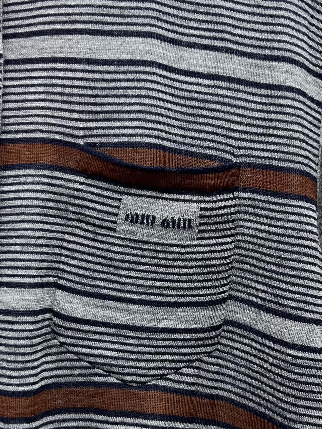 miumi*条纹翻领针织衫复古撞色条纹定义了这款开衫的精美图案特征肩部饰有肩章 胸袋处有镶嵌刻字徽标彰显