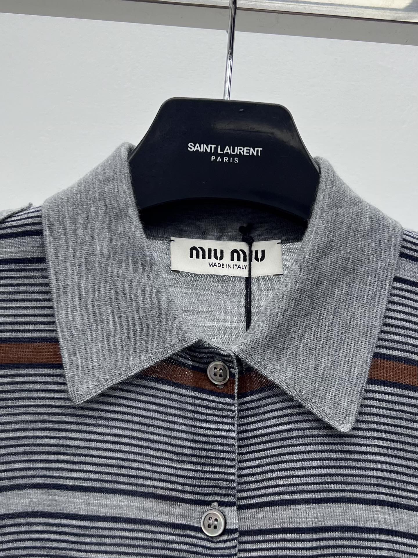 miumi*条纹翻领针织衫复古撞色条纹定义了这款开衫的精美图案特征肩部饰有肩章 胸袋处有镶嵌刻字徽标彰显