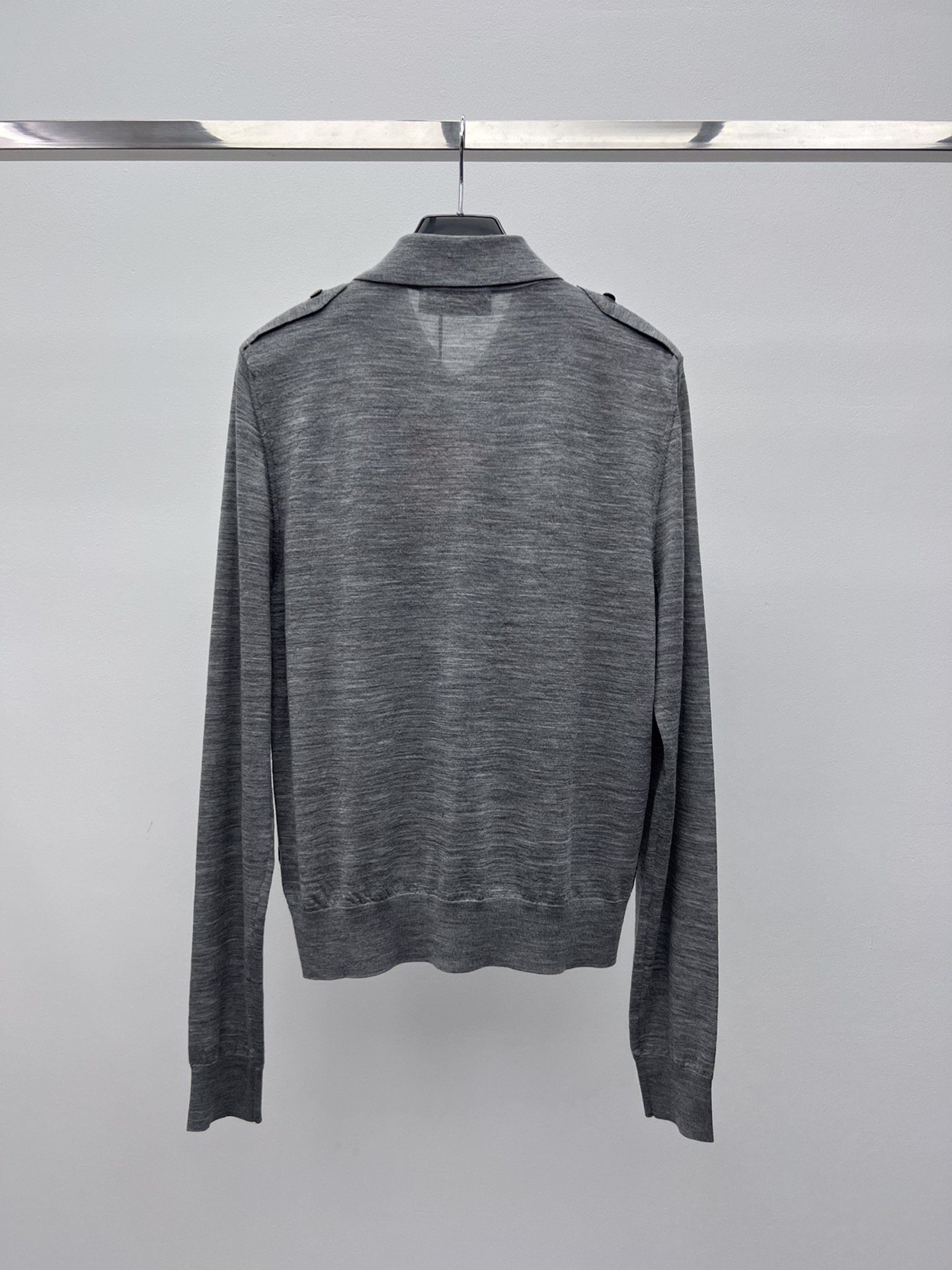 miumi*条纹翻领针织衫复古撞色条纹定义了这款开衫的精美图案特征肩部饰有肩章 胸袋处有镶嵌刻字徽标彰显