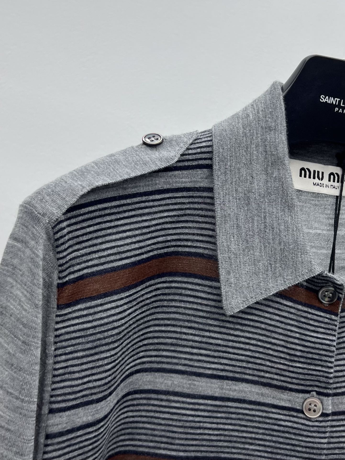 miumi*条纹翻领针织衫复古撞色条纹定义了这款开衫的精美图案特征肩部饰有肩章 胸袋处有镶嵌刻字徽标彰显